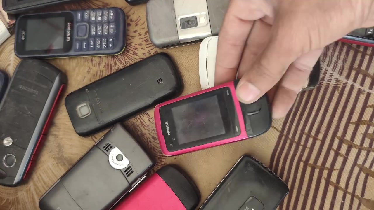 27 جهاز مفحوصات و 3 ما فحصتهن ما لكيت بطاريات
يعني ابيع 27 جهاز و 3 هديه 
سعر شلع قلع قطعه 4000 توصيل مجاني عليه 
اجهزه بيهن جديد ما مستخدم واغلب اجهزه خطين ورام اصليات 
عزلت محل وهاي تصفيه وشكراا شراي يدخل خاص


**إذا كنت صاحب هذا الإعلان وتريد حذفه لأي سبب، رجاءا أرسل رسالة إلى الدعم الفني**