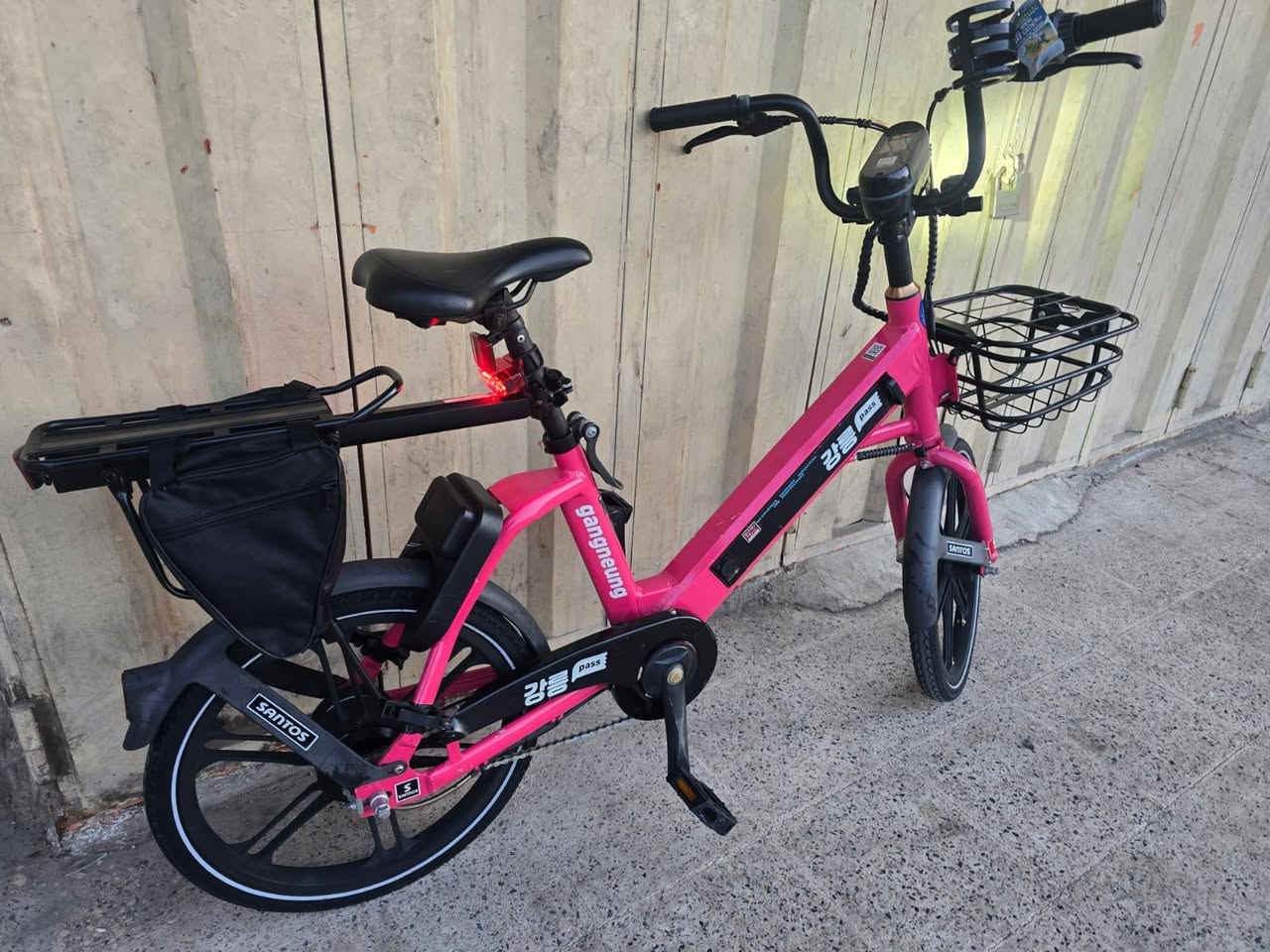 السلام عليكم دراجه شحن ياباني اصلي كلش جديد الشه المنيوم هايبرد 48فولت يقطع مسافه 6ساعات في الشحنه الواحده رقمي للتواصل ***********
