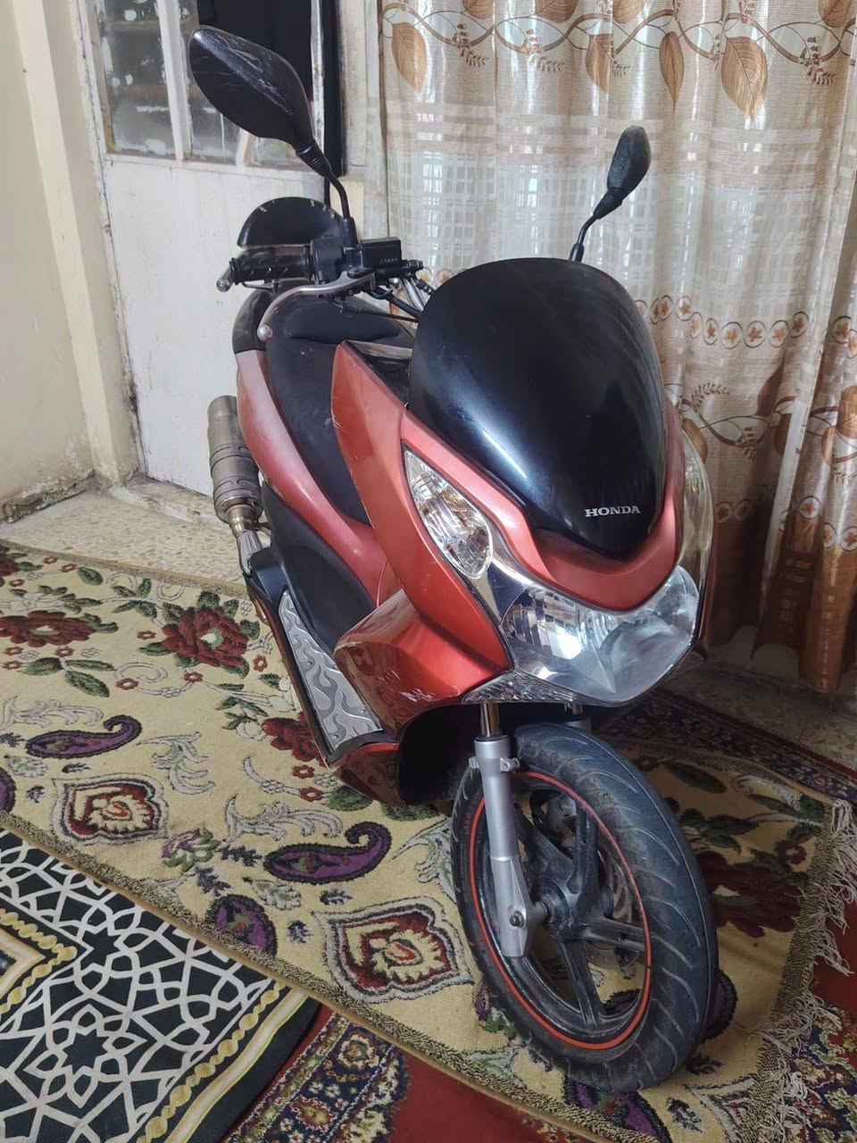 السلام عليكم دراجه للبيع مكينه مكفوله كهربائيات شغاله نقص جاملغ مكاني بغداد مدينه الصدر  سعره مليون 250 وبيها مجال  الاتصال على  رقم ***********
