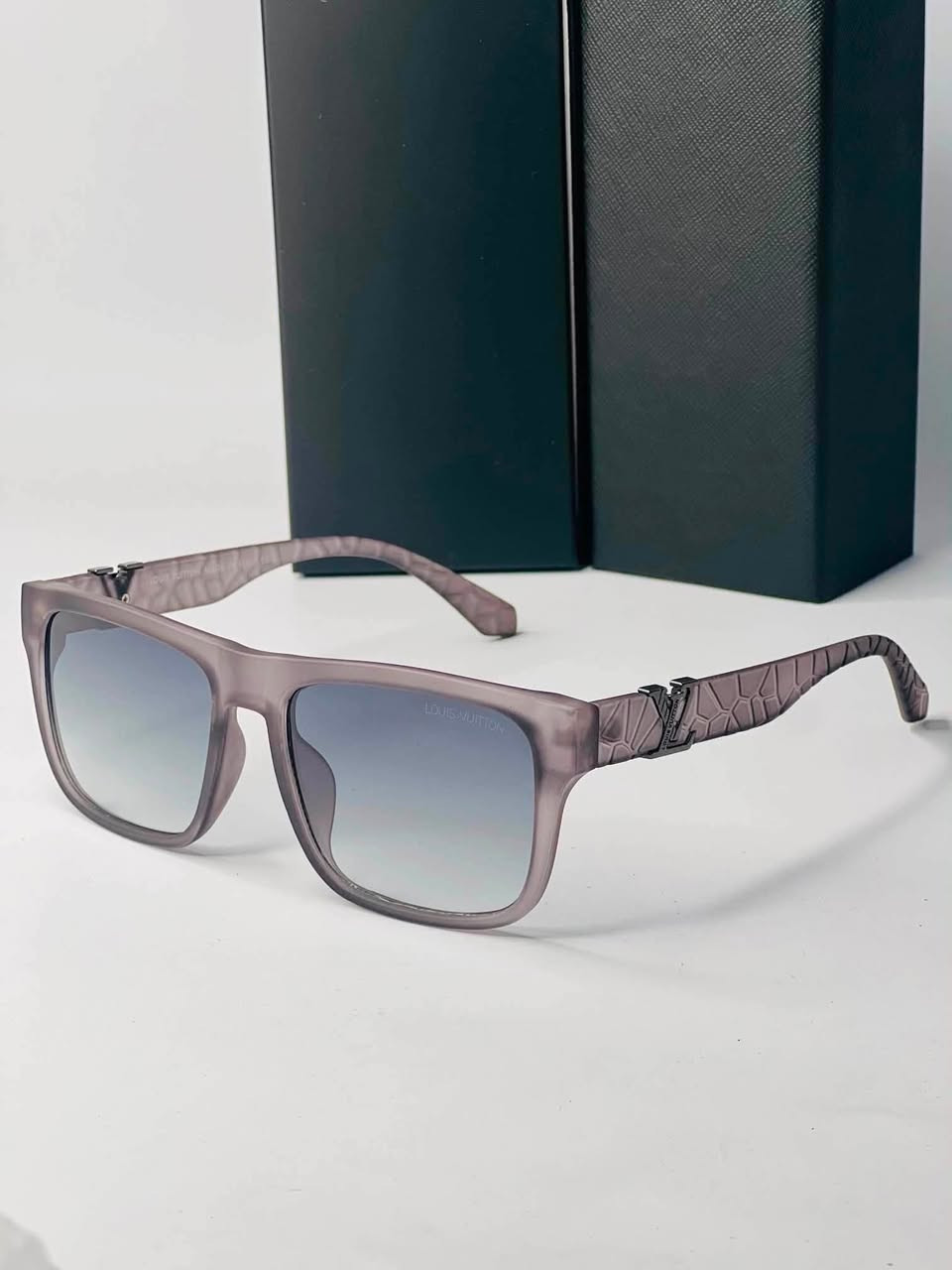 🕶️‼️اعلان 
✅ عدسات ماستر كوالتي عالية الجودة�
✅ حماية UV400 من أشعة الشمس الضارة�✅ 
تقنية Polarized لتقليل الانعكاسات وتحسين الرؤية�✅ حماية إضافية للعين وراحة أثناء الاستخدام�✅ تصميم عصري يناسب مختلف الأذواق
اجعل الأناقة والحماية رفيقتك في كل مشوار 🌞
سعر النظارة ١١ الف دينار 
نظارتين ٢٠ الف دينار 
توصيلنا جميع محافظات العراق ٥ 
بابل ٣ 

للطلب والاستفسار راسلنا الآن.
***********
واتساب
