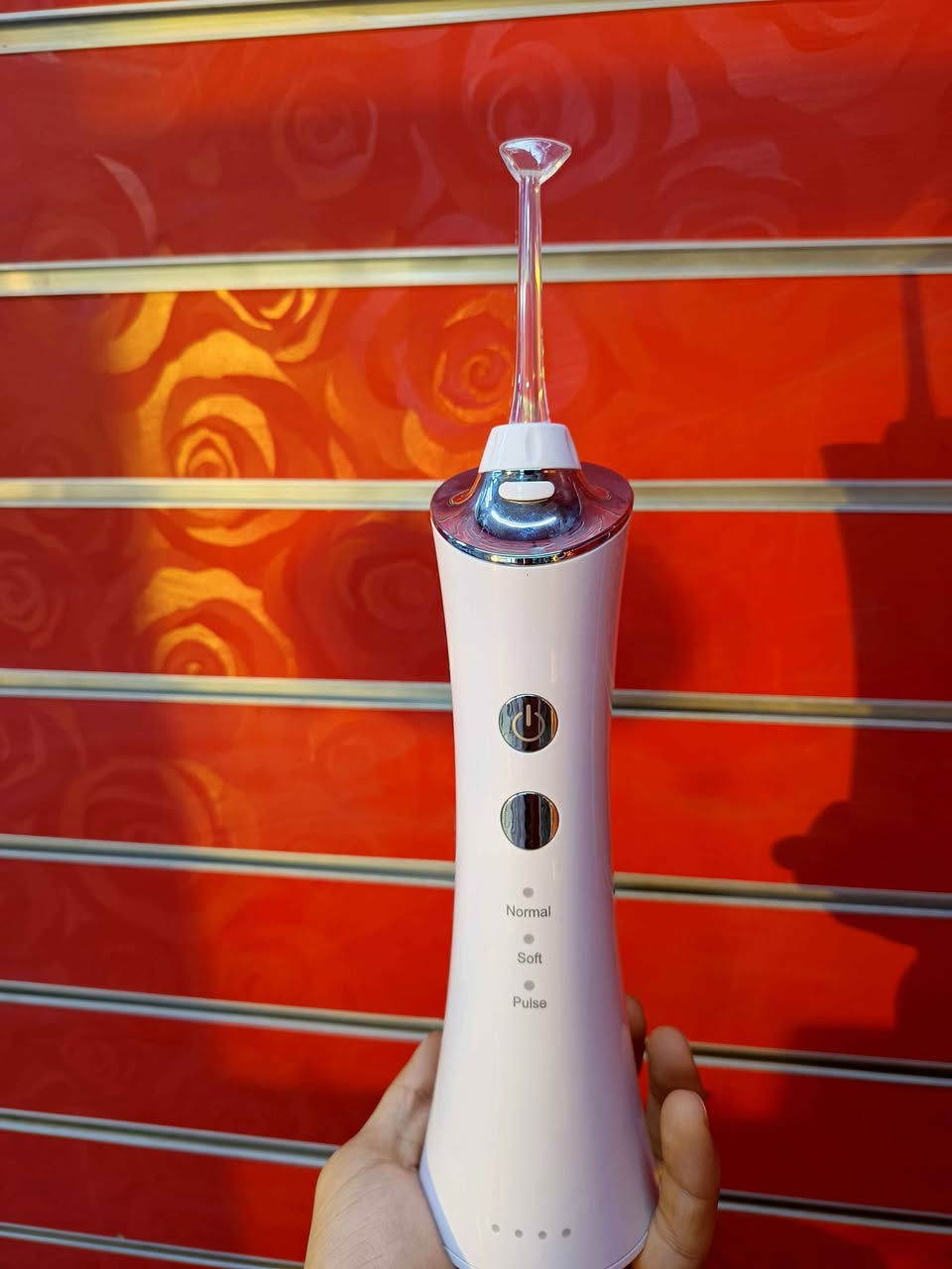 السلام عليكم ورحمة الله وبركاته 
توفرت عندي حاملة صابون الكتروني مثل ما موضح بلصورة شغالة مع كامل غراضه بسعر 8 الاف 
وتوفرت اداة تنظيف الاسنان ب الماء ب 3 درجات مع 4 اعواد للتنظيف وضخ ماء قوي بسعر 8 الاف دينار 
توصيل متوفر جميع محافظات العراق 5 
رقم *********** البصرة, العراق
