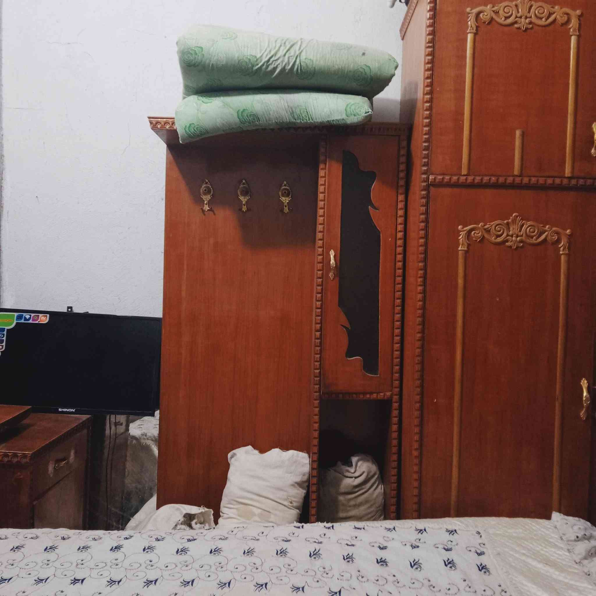 سلام عليكم غرفة نوم للبيع جاهزة مجهزة السعر 350 وبيها مجال للطبين المكان بغداد المعامل ***********
