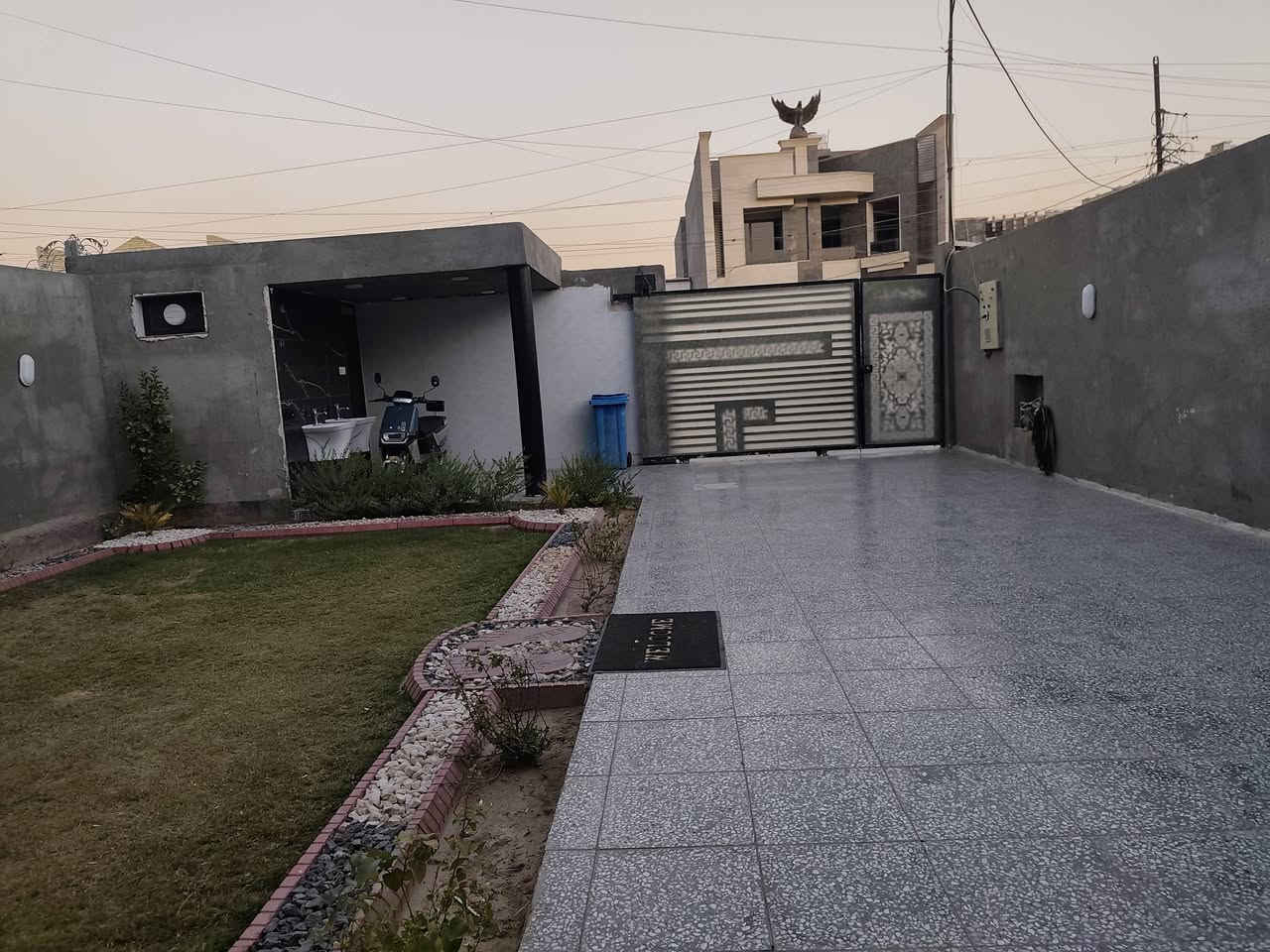 فيلا..مساحة ٤٠٠ شغل درجة اولى طابوك طابقين صب مركزي من الجعب للسقف الثاني ارتفاع الارضية عن الشارع متر وربع..
يحتوي  على اربع غرف نوم كبيره واربع حمامات  ومناور بظهر الدار وبالجانب.. ارضيات مرمر وجدران بورسلين ١٢٠..

المطبخ حار وبارد  شبابيك المنيوم سلايت ابواب قاصات ..

الواجهة مصفره لبخ والسياجات وحسب طلب المشتري تكمل الواجهه.. 

العنوان بغداد الشرطة الخامسه الدوانم تل اسود تبليط الشوارع لحد باب البيت وعرض الشارع ١٢ متر (شارع الشيخ عيسى) ...بعد عن الشارع الرئيسي ٢٠٠متر

السعر٤٠٠ مليون وبي مجال  قليل للشراي

ملاحظة.. جميع الاوراق القانونيه والثبوتيه مسنده..

جنس العقار.. زراعي سند ٢٥  حق تصرف

سعد أبو عبد الله /صاحب العقار

***********/واتس

***********/ واتس
