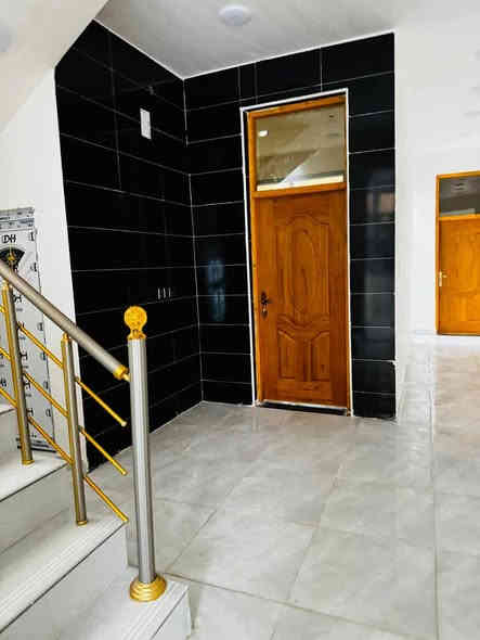 السلام عليكم بيت للبيع واسط حي الحكيم شارع الوائليه يحتوي على غرفتي النوم وصاله واستقبال وصحيات بناء حديث البناء طابوك المساحه 130 خدمات واصله يبعد عن الشارع 250 اسعر خاص المراجعه دلاليه سيد حيدر***********
