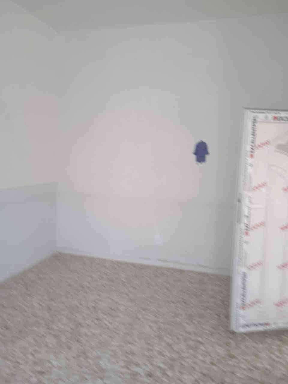 مكتب العوادي للعقار ***********
الايجار 100م في حي السلام طابق ونص نضيف وجاهز للسكن غرفتين وصاله ومطبخ واستقبال وصحيات
