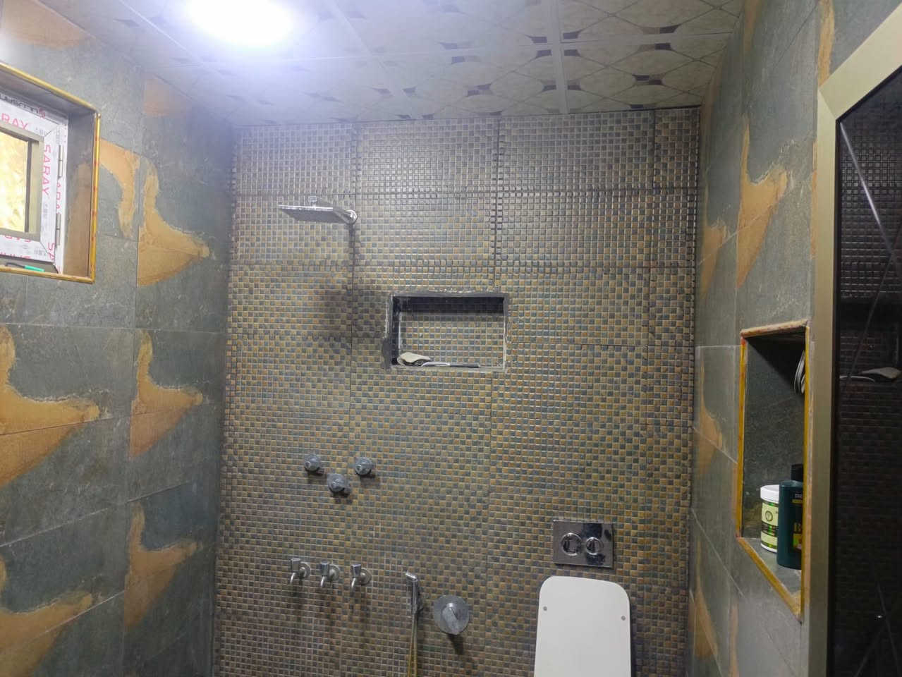 بيت للبيع بناء سنة 2023
🔴مساحه 100m وجه 10*10 مربع◾️ 
الموقع 📍ابو تشير  قرب افران الحجي او نهاية شارع الصيرفة 
يتكون من طابقين طابق لارضي اسقبال مطبخ غرفه حمام صحيات الطابق الثاني 3 غرف +حمام بلكونه ع طول البيت ركن واقع حال 106متر السعر 205 مليون مع الاسكان وقابل للتفاوض ومطلوب اسكان 63 مليون تفاصيل اكثر
***********
***********
