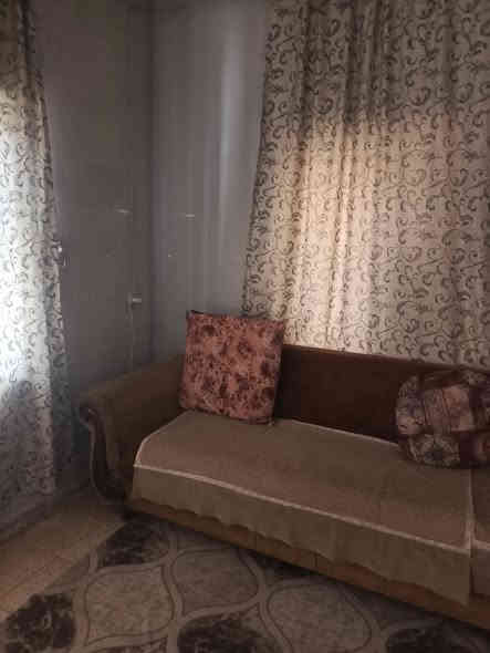 سلام عليكم اغراض منزل نضيفه
تخم 10 مقاعد جلد وقماش تزكام مو سوكي المقاعد خشب بلايود 
تخم 8 مقاعد تركي نضيف 
كاونتر المنيوم نضيف ومناسب  
اللاستفسار ***********
