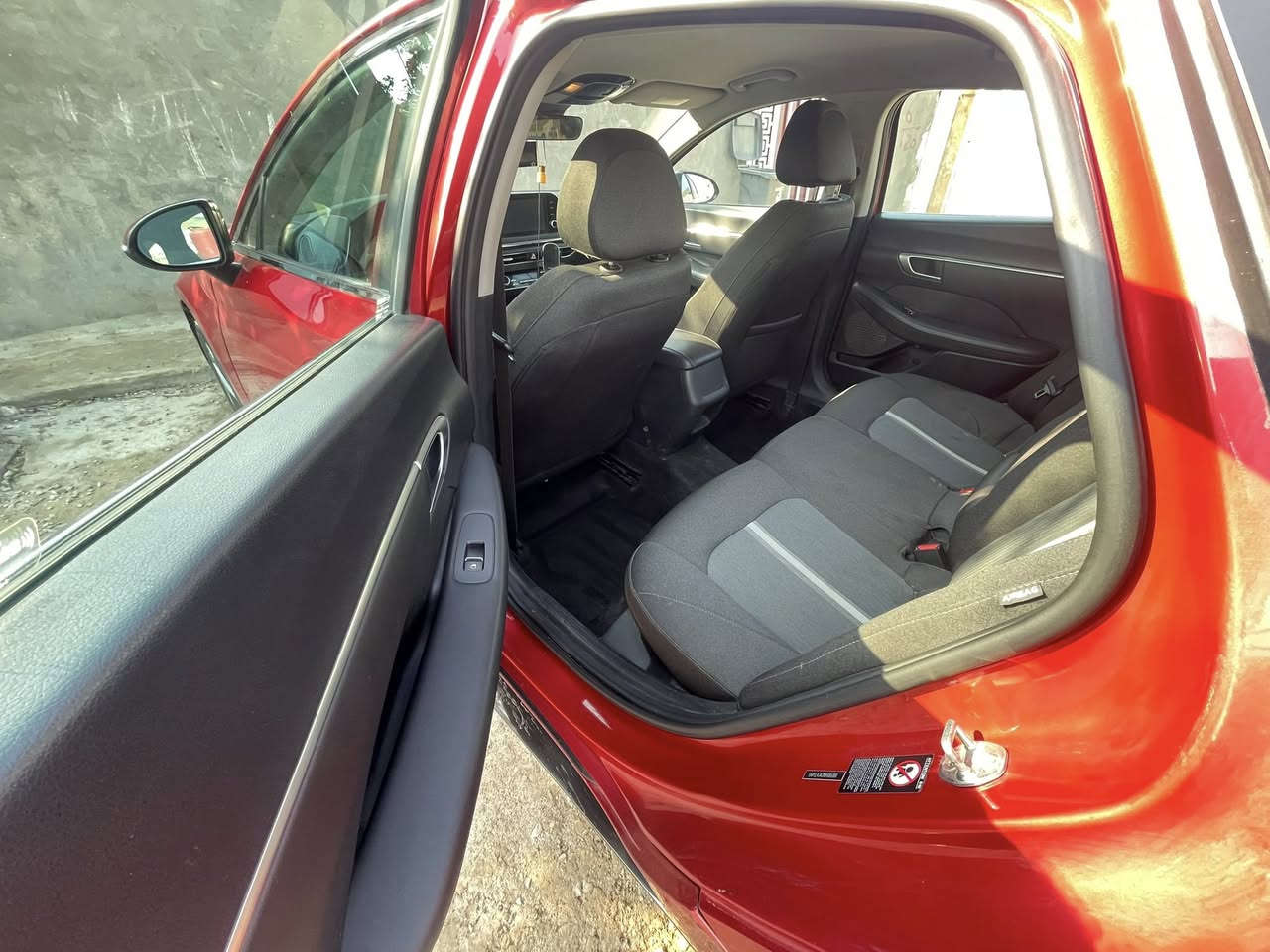 السلام عليكم سوناتا موديل ٢٠٢١ ماشيه ٦٥ بدون ايرباك حادث جانبي فقط من الخارج جاملغ امامي وباب السايق مواصفاته معروفه مكانها بابل شارع ٨٠ 
السعر ١٥٠ 
للاستفسار ***********
    ***********
