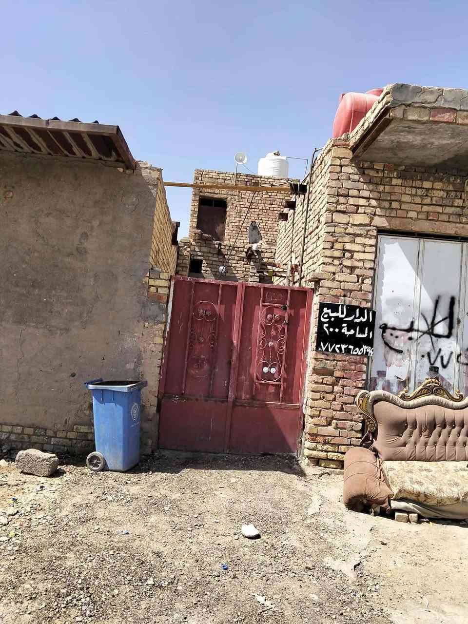 بيت ١٠٠م ومحل١٠٠م لمساحة لكلية ٢٠٠محافضة ميسان منطقة عرضات عبجية موقع شارع عشرين ماء وكهربا ومجاري وتبليط يصير بيت مراوس وبيع الاتصال على هذا الرقم***********
