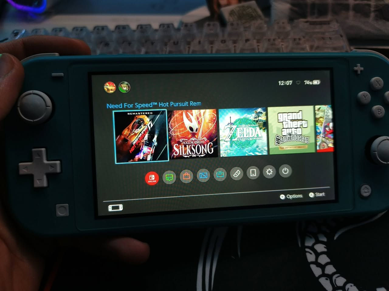 ننتندو لايت مهكر نظامين جهاز مكفول من كلشي والبطارية قوية وطول حسب العبة 4 ساعات تقريبآ سعرة 225 وبيه مجال مكاني بصرة وعدي توصيل *********** تتواصل على الخاص موجود او على رقمي
