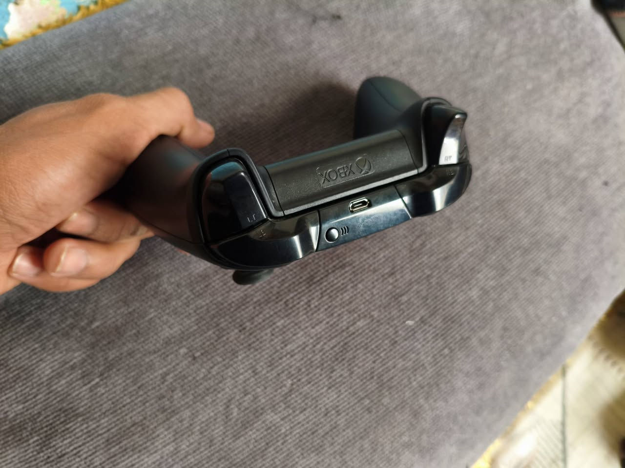 جويستك XBOX ONE اصلي شغال مابي اي عطل نضيف سعر 40
قرص GTA V  شغال نضيف كما موضح بالصورة سعر 30 
مكاني ناصرية ***********
