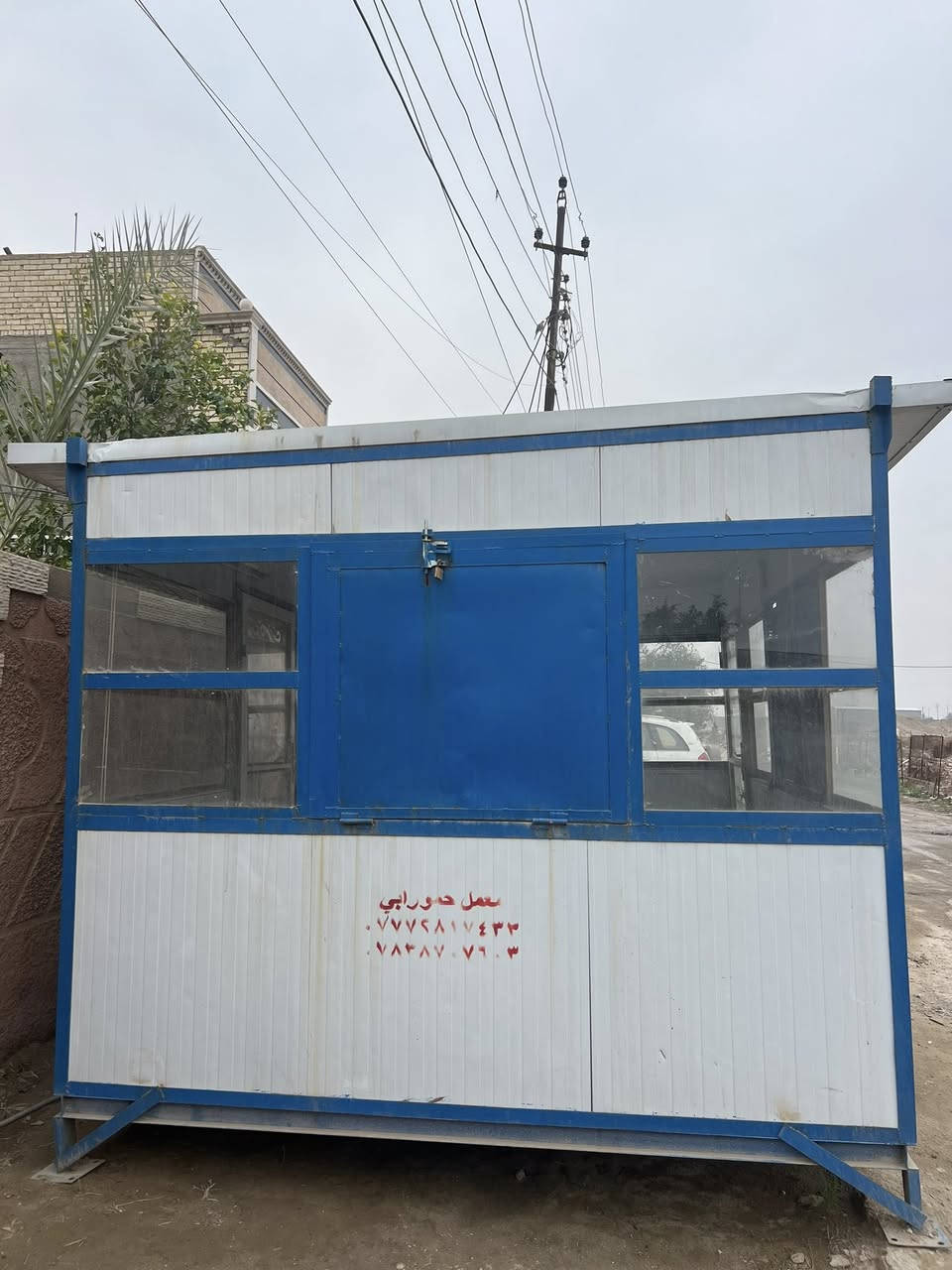 السلام عليكم
يوجد كرفان للبيع 
الطول 4 متر 
والعرض 3 متر 
جديد الكرفان وتأسيس كهرباء كلة جديد وكأمل 
للاستفسار ***********
