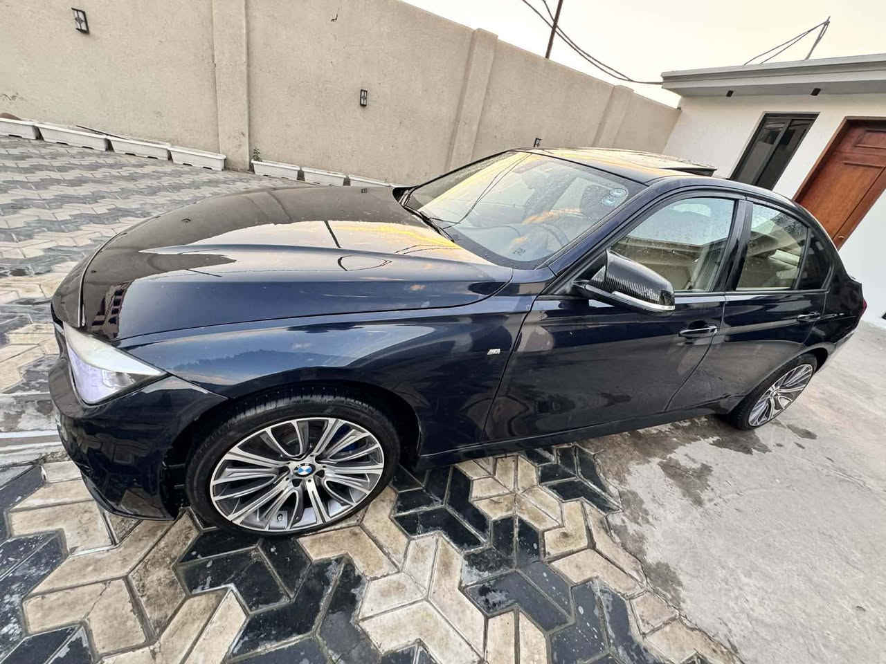 السلام عليكم .
للبيع او مراوس بسيارة عالية

‏BMW 2016 320i Twin Power Turbo 
السيارة بأسـمي سنوية جديدة و رقم و هزة وبراد كلة جديد فقط تحويل ..
ماشـية ( 200.000) قابلة للزيادة .. اللون نيلـي مميز جدآ
الضـرر بونيـد و چاملغ جهة السائق بدون دواخل .. ايرباك ستيرن راجع سيستم و جاهز و كامل ..
المواصفات :
1- بصمـة تشغيل 
2- تحكـم ستيرن جهتين
3- فتحة سقف طگتين
4- مثبت سرعة
5- ثلاث وضعيات للقيادة
6- تبريد قطعتين ثلـج
7- داخل لونين و صاج
8- نظام ترحيب
9- كشنات جلـد
10- تدفئة كشنـات
11- داخـل لونين + صـاج 
12- مـاوس تحكـم بأنظمة السيـارة
و بعـد هواي من مواصفات الـ BMW المعروفـة
السـيارة بدون اي نقص و بدون اي مصرف تايرات جديدة جدآ و باتري جديد و دهن المحرك جديد .. وبوليش و حمام جديد يعني بدون اي مصرف ..
مكان السيارة : بغداد
رقم الهاتف : *********** أربيل, العراق
