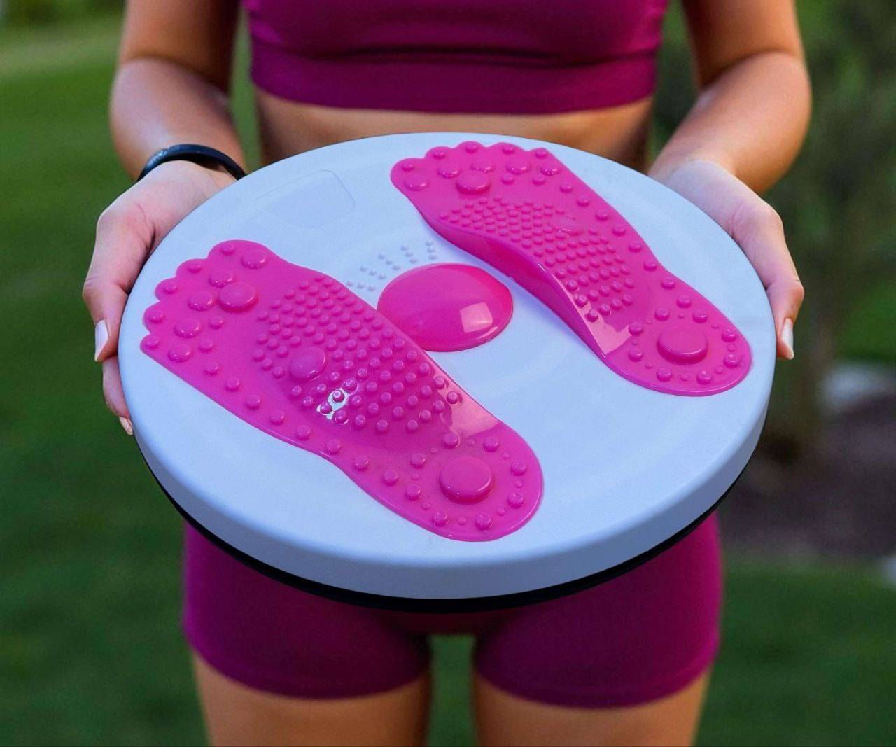 الاستخدامات

يساعد على تنحيف وشد الخصر والبطن من خلال حركة الالتفاف

يعزز حرق السعرات الحرارية بطريقة ممتعة وسهلة في المنزل أو المكتب

يحفّز الدورة الدموية بفضل نقاط التدليك المدمجة على السطح

يساهم في تحسين التوازن والمرونة عبر التمارين البسيطة اليومية

يوفر تدليكًا منعشًا للقدمين بفضل النتوءات المصممة خصيصًا لتحفيز نقاط الضغط

المميزات

تصميم دائري أنيق وخفيف الوزن بقطر27 سم وسُمك 3 سم.

سطح مخصص بمواضع للقدمين مع نتوءات مساج متعددة لتحفيز مناطق مختلفة من باطن القدم

مصنوع من مواد متينة وآمنة للاستخدام اليومي

مناسب لجميع الأعمار ويُستخدم بسهولة عبر الوقوف والدوران يمينًا ويسارًا

لا يحتاج إلى كهرباء أو بطاريات – يعمل يدويًا بشكل آمن وصحي

يساعد على تخفيف التوتر والإرهاق بعد يوم طويل

ملاحظات

يوصى باستخدامه من 10 – 15 دقيقة يوميًا للحصول على أفضل النتائج

يمكن دمجه مع تمارين اللياقة البسيطة لتعزيز الفعالية

آمن وسهل الاستخدام، لكن يُفضل عدم استخدامه على الأرضيات الزلقة (ينصح بفرش سجادة رياضية أسفله

⭐يوجد خدمة توصيل لجميع المحافظات


**إذا كنت صاحب هذا الإعلان وتريد حذفه لأي سبب، رجاءا أرسل رسالة إلى الدعم الفني**