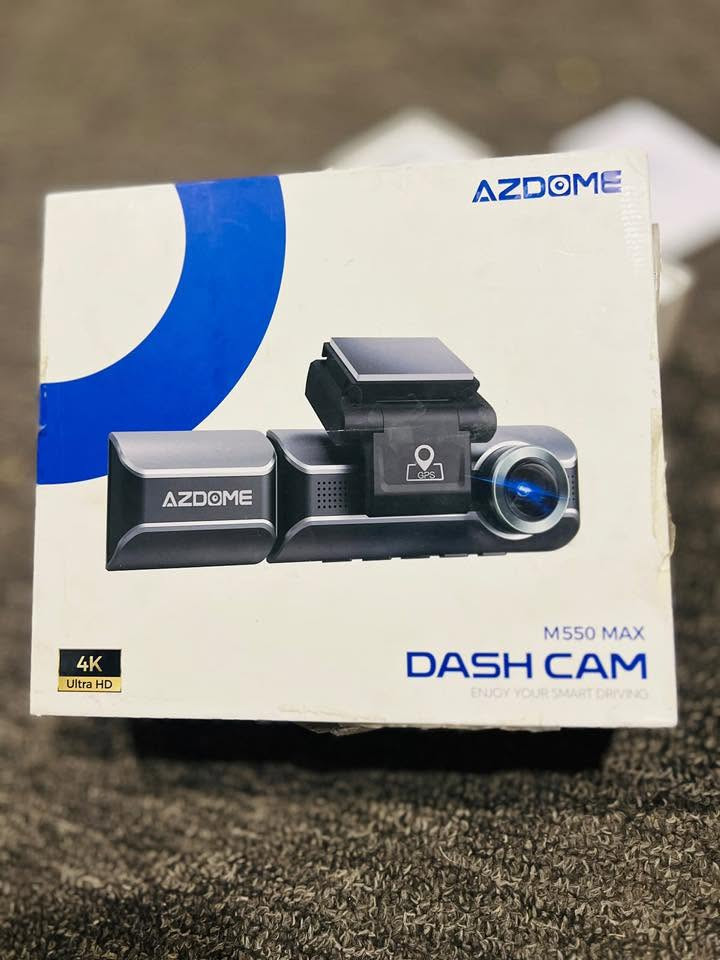 هذه كاميرا مراقبة للسيارة من نوع AZDOME M550 Max.تتميز بقدرة تسجيل ثلاثية القنوات (أمامية، خلفية، وداخلية) بدقة 4K Ultra HD للكاميرا الأمامية.تتضمن نظام GPS مدمج لتسجيل مسار وسرعة السيارة، بالإضافة إلى اتصال WiFi لمشاهدة التسجيلات عبر تطبيق الهاتف.تتضمن العبوة عادةً الكاميرا الأمامية، والخلفية، والداخلية، بالإضافة إلى شاحن سيارة وكتيب 
اعلى سعر اليع


**إذا كنت صاحب هذا الإعلان وتريد حذفه لأي سبب، رجاءا أرسل رسالة إلى الدعم الفني**