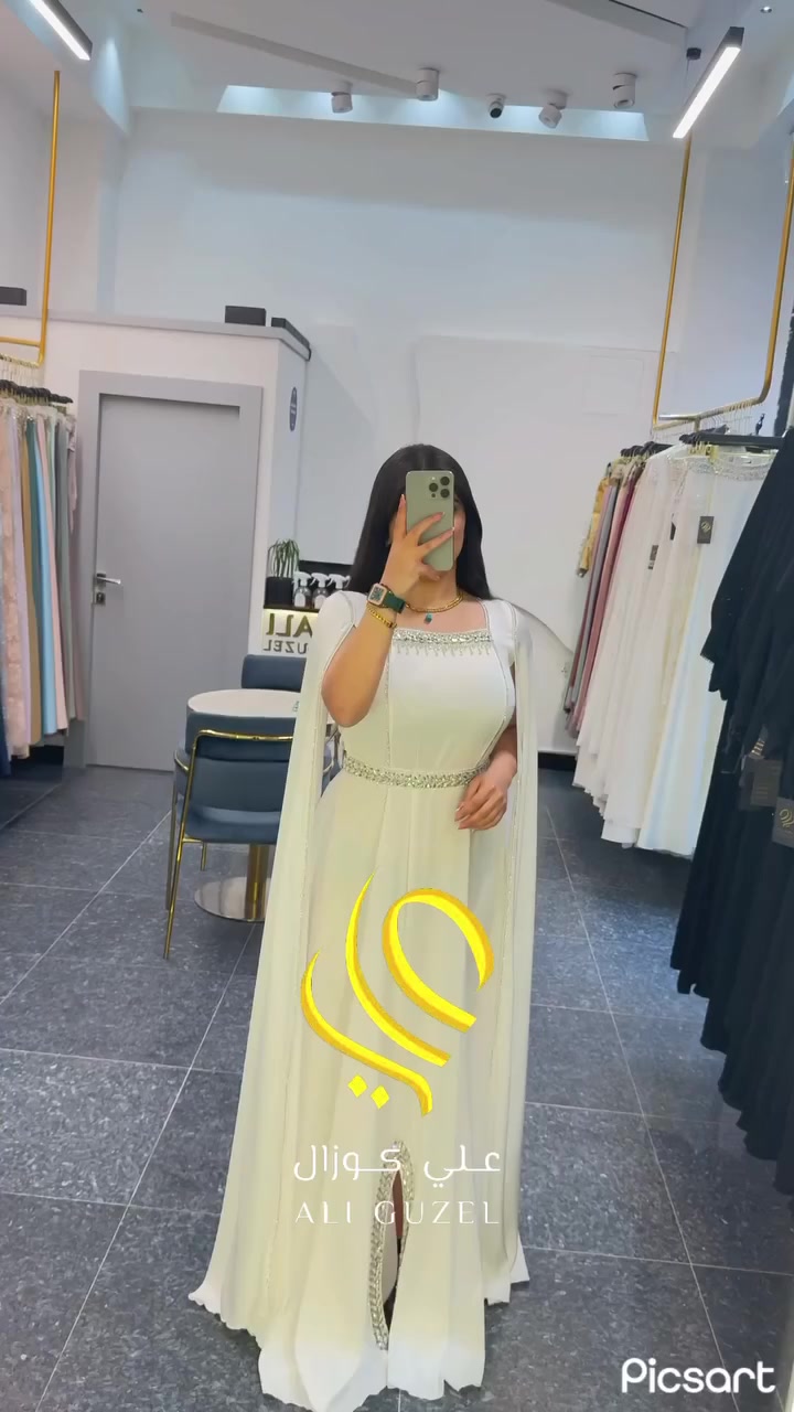 العنوان: للتميز والأناقة الملكية.. فستان سهرة (قطعة فنية) للبيع ✨
لكل وحدة تدور على طلّة تجمع بين الفخامة والنعومة، هذا الفستان صُمم ليكون الخيار المثالي. يتميز بقصة "الكيب" (Cape Dress) العالمية التي تعطيكِ هيبة وحضور ملوكي في أي مناسبة.
ليش هذا الفستان مميز؟
• القماش: شيفون وكريب عالي الجودة، انسيابي جداً ومريح في اللبس والمشي.
• التفاصيل: مطرز يدوياً بحبيبات الكريستال والخرز اللامع عند منطقة الصدر والخصر، يعني ما يحتاج تلبسين إكسسوارات كثيرة، هو يلمع لحاله! 💎
• التصميم: اللون الأبيض الناصع مع القصة الانسيابية يعطيكِ مظهر طولي وأناقة لا توصف.
• الحالة: نظيف جداً ملبوس لمرة واحدة فقط ولفترة قصيرة.
المناسبة مثالي جداً لـ (خطوبة، عقد قرآن، أو حفلة سهرة فخمة).
قياس  يلبس M/L] [ اخذته ب250هوهً وشال ] (قابل للتفاوض البسيط للجادات).
"الصور ظالمة الفستان، على الطبيعة اللمعة والقماش أحلى بهواية"يوجد توصيل داخل بغداد


**إذا كنت صاحب هذا الإعلان وتريد حذفه لأي سبب، رجاءا أرسل رسالة إلى الدعم الفني**