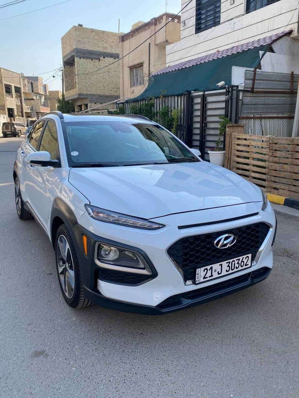 🚘 للبيع | هيونداي كونا 2020 فول مواصفات (1/1) – مواصفات خاصة ونادرة 🚘

📍 الموقع: بغداد – كفاءات السيدية

🤍 اللون: أبيض كذّابي

🚗 ماشية 61 ألف ميل، قابل للزيادة (استخدام يومي).

✔️ قطعة واحدة فقط صبغ (بنيد) بدون أي دواخل.
✔️ يوجد بارد بسيط جدًا بباب السائق، غير مؤثر ومذكور بكل شفافية.

المواصفات:
✅ فتحة سقف
✅ بصمة تشغيل + بصمة الأبواب + بصمة الصندوق
✅ شاشة كبيرة
✅ GPS
✅ Apple CarPlay
✅ نظام صوت Infinity (9 سماعات)
✅ داخلية أبيض ملكي
✅ مقاعد جلد كهربائية
✅ تبريد وتدفئة للمقاعد
✅ تشغيل عن بُعد
✅ ثلاث وضعيات قيادة
✅ محرك 1600 تيربو 🚀
✅ دفع رباعي (4WD)
✅ Head-Up Display (داتا شو)
✅ رادار أمامي
✅ رادارات جانبية
✅ نظام تحديد المسار
✅ مصابيح LED/Xenon أمامية وخلفية
✅ إشارات بالمرايا
✅ أضوية جانبية مع لف الستيرن
✅ جنوط كروم
✅ تبريد البيانو

✨ نسخة بمواصفات خاصة ونادرة، نظيفة جدًا وتستحق المعاينة، والفحص خير دليل.

📞 للجادين فقط، التواصل على الخاص أو الاتصال.
سياره هزة جديده وتحويل مباشر وكاله ما اسوي فقط تحويل مال جناي اتصل وبيك خير وتدلل
