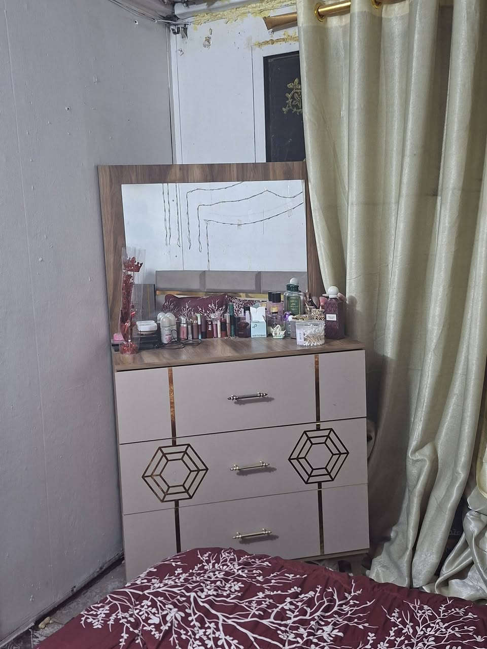 سلام عليكم
غرفه تركيه مكونه من ٥ قطع وياها دوشك طبي رايدها ب ٤٥٠ 
الرقم ***********
