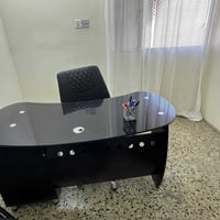 للبيع مكتب كامل مع الملحق وكراسي وطبله  السعر 530 الاف وبي مجال للتواص...