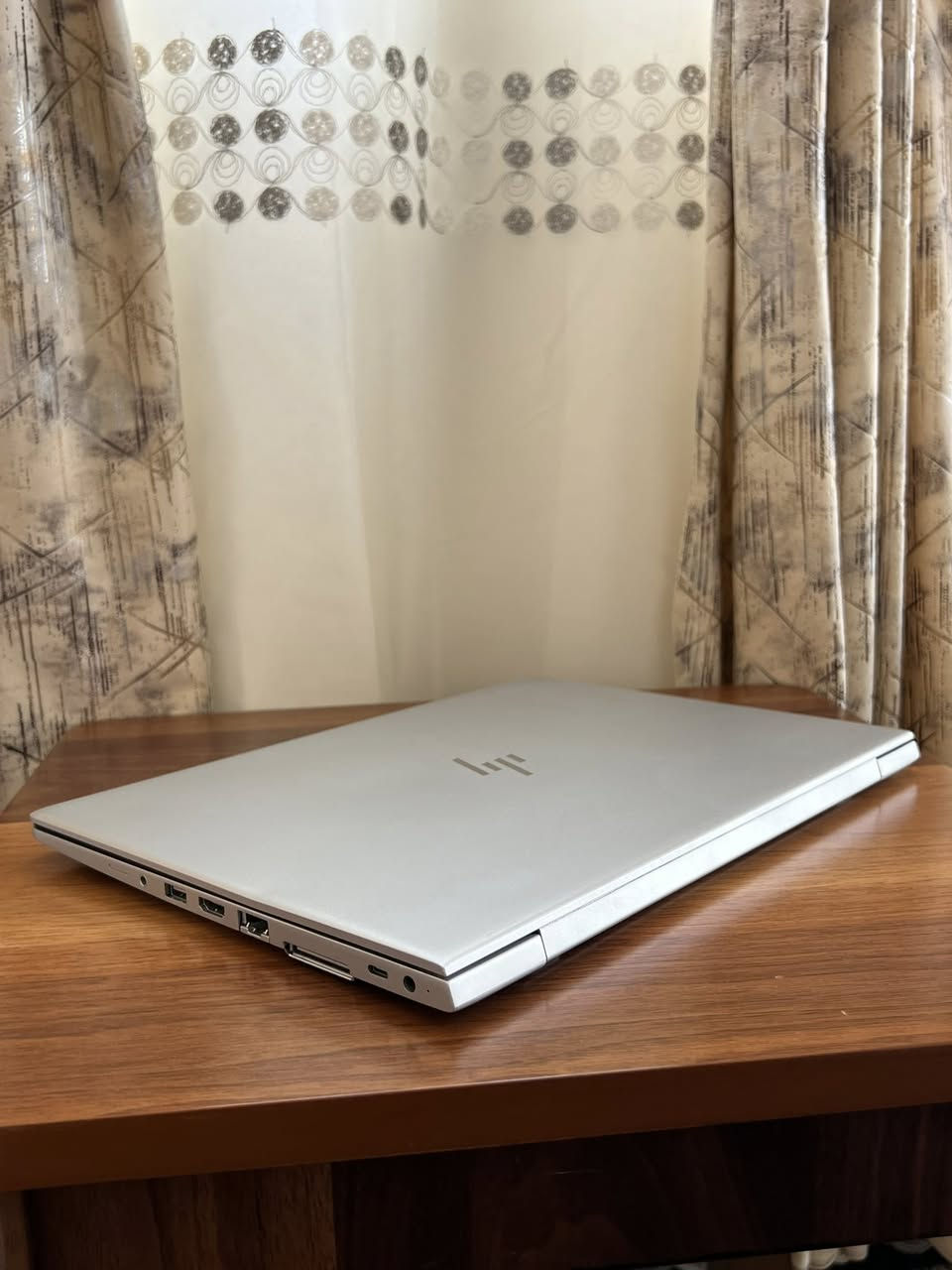 السلام عليكم لابتوب HP جيل حديث  ورام  16 للبيع .
اللابتوب جدا نضيف وادائة قوي ومواصفاته جدا عالية يفيد الي عنده دراسة او العاب او تصميم او غيرها من الاستعمالات.
المواصفات :
المعالج Intel cor i5 
الجيل : الثامن 
كرت الشاشة :  intel UHD GRAPHICS 8GB 
الرام : 16GB DDR4 
الذاكرة ( الهارد ) : SSD 256GB  M.2
الشاشة : حجم 14.3 دقتها  تشغل 4K ضد التوهج ips 
فدشي كلش راقي.
كيبورد ضوئي ليزري

المميزات:
بصمة اصبع
لون سلڤر فضي من الخارج والداخل 
كيبورد ضوئي
اللابتوب جدا سلم ووزنه خفيف 
اللابتوب جيل حديث ومعالج سريع 
منصب عليه وندوز 11 برو مفعل مدى الحياة.
منصب عليه اوفس مفعل مدى الحياة .
كيبورد ضوئي عربي انكليزي ليزري .
كامرة امامية جدا واضحه.
سماعات ستيريو .
بطارية اللابتوب ليثيوم تطول وياك بالاستعمال المكثف اقل شي 4 ساعات
المنافذ :
منفذ الشحن
منفذ التايب سي للبيانات
منفذ LAN
منفذ HDMI
منافذ USB ومنفذ Aux

الملحقات :
ملحقاتها كله كاملة وجديدة غير مستخدمة لان ماصارلي فترة بسيطة جدا من اخذته.
شاحنة اللابتوب الاصلية  .
جنطة اللابتوب ماركة اصلية وبعدهي جديدة مامستعمله ابدا .

اللابتوب كلش نضيف ومواصفاته قوية وتصميمه سلم ومرتب .
ومابي أي نقص كيبورد سماعات انترنت شاشة كامرة كله شغال وممتاز ومابي اي نقص من اي ناحية.

السعر : 285 الف وبي مجال قليل .
مكاني النجف 
واليريده توصيل هم موجود ان شاء الله

***********

(لابتوب Hp اج بي hp 
 جيل حديث لابتوبات للبيع النجف بغداد الموصل البصرة)
