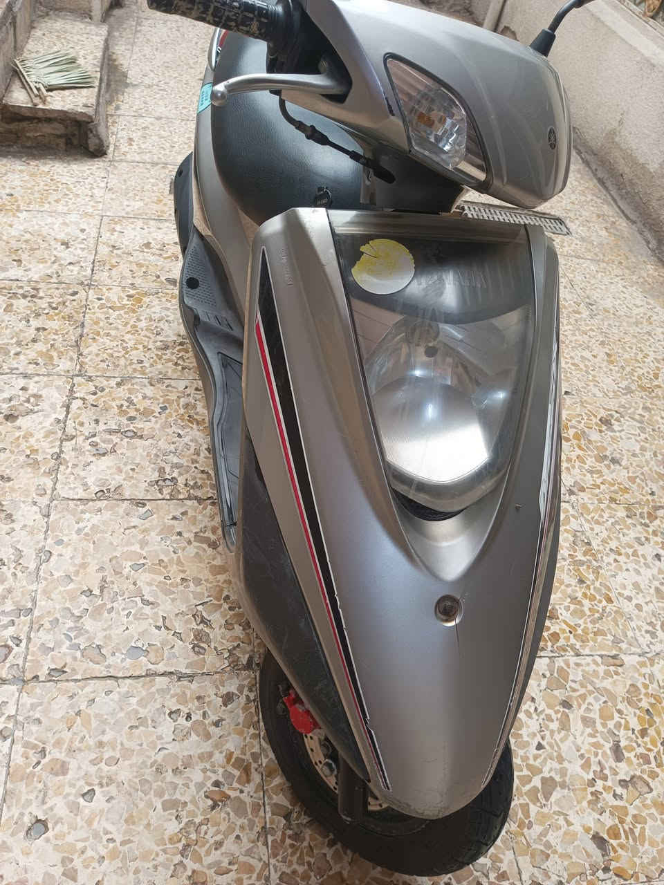 السلام عليكم
دراجه ابريز كابريتر 
فحل دسك رمبه لوك
جديده لون رصاصي 
مكفولة كفاله عامه ختم واحد ماشيه 39 المكان بغداد ***********
