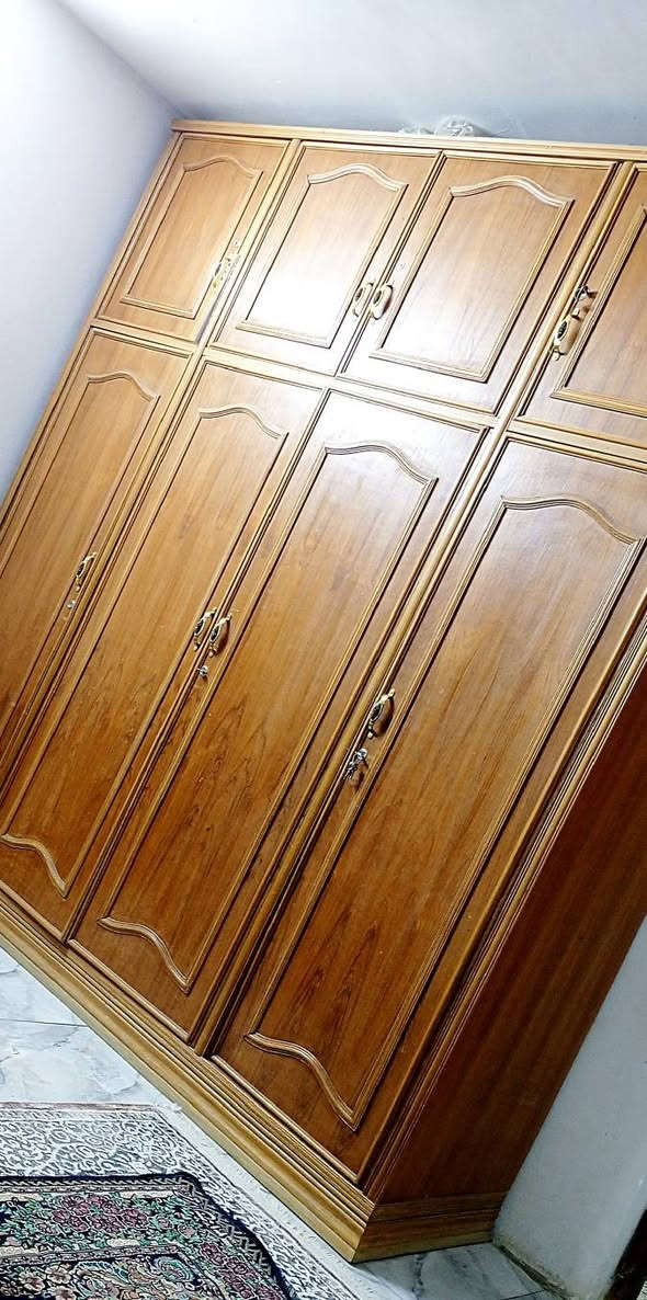 السلام عليكم غرفه نوم للبيع نظيفه وقويه  متكونه خمس قطع  صغيره الحجم ماتاخذ مجال كبير  خشب زان شغل توصا سعر ٦٥٠ بيها مجال  للاتصال ***********
