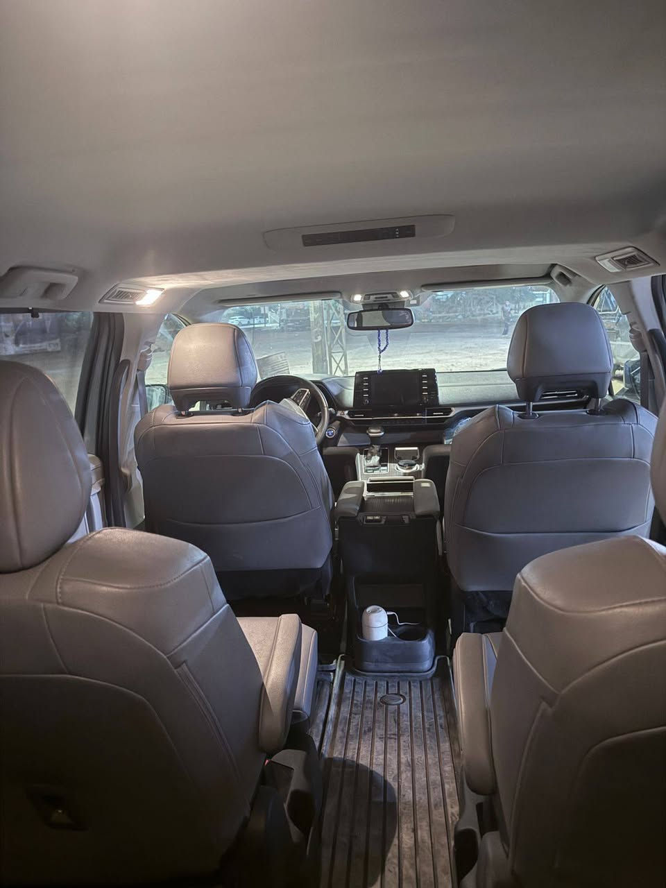 السلام عليكم تيوتا سينا هايبرت موديل ٢٠٢٣ موصفات فول السعر ٢٧٥ وبيه مجال للطيبين للتواصل ع الرقم ***********
