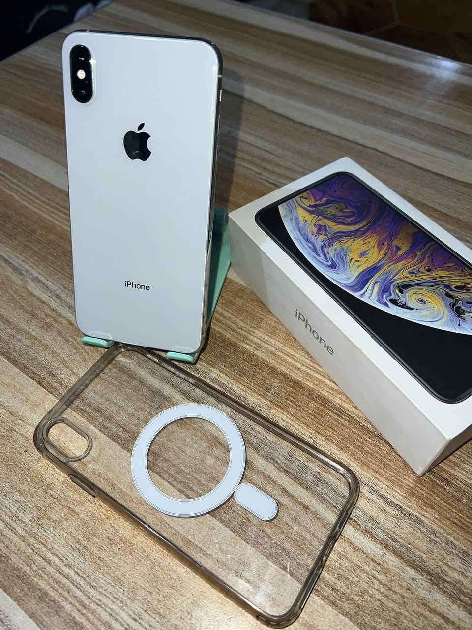 ايفون اكس ماكس Xs Max  ذاكرة 256 كلشي بلادي فقط مبدل بطارية تجارية بعدها 100 ميصرف ابد والشاشة مثل ماموضح كدامك كلشي شغال فيس ايدي كامرته تخبل سعرة 170 وبي مجال 
راسلني او اتصل ***********
