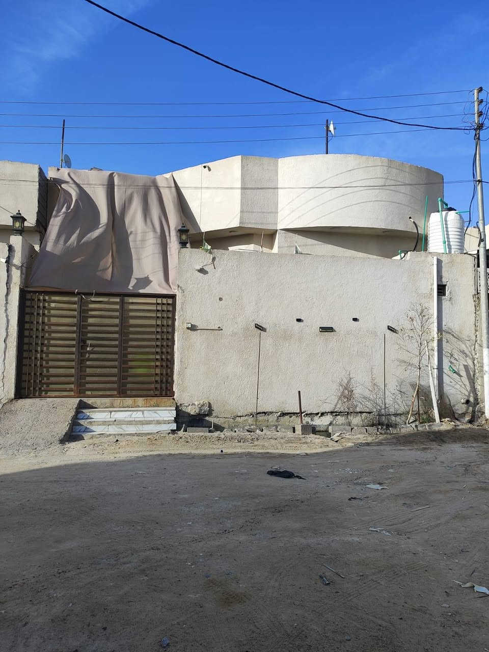سلام عليكم بيت للبيع بلجزيره بشارع زين العابدين مقابل مدرسه المنهاج الامثل الاهليه يبعد عن مدرسه اقل 200متر ويبعد عن الاربع سايدات 600متر مساحه البيت 160متر واجهيه 10ونزال 16يتكون من غرفتين وصاله ومطبخ وحمامات داخليه خارجيه وستقبال وبي مدخلين مدخل مطبخ  مدخل كلدور وطارمه زينه بناء 2024 السعر 87وبي مجال بسيط *********** شط العرب, البصرة
