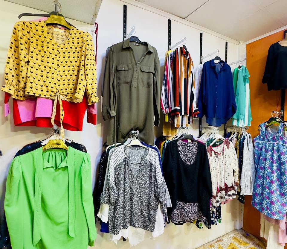 سڵاو بەڕێزان ، ئەشیای ئەم دوکانە هەمووی ئەفرۆشم جلەکان  پارچەی ٢٥٠ دینار ئەکەوێ و بوکەڵە و نیوو بووک و عەلاگەی جل هەڵواسین  گۆڵد و ئاسایی تیایە توڵی سەر دیوارەکان و ئاسنەکانی و سەلەی بابەتی هەڕاجی و ئوتووی بۆیلەر قیاس مامناوەند هەندێک شتیتر

 لە کەلارم هەر کەس ویستی یان سەردان بکەن یان مەسج بنێرن 
ژمارەی وەتس ئاپ ***********
