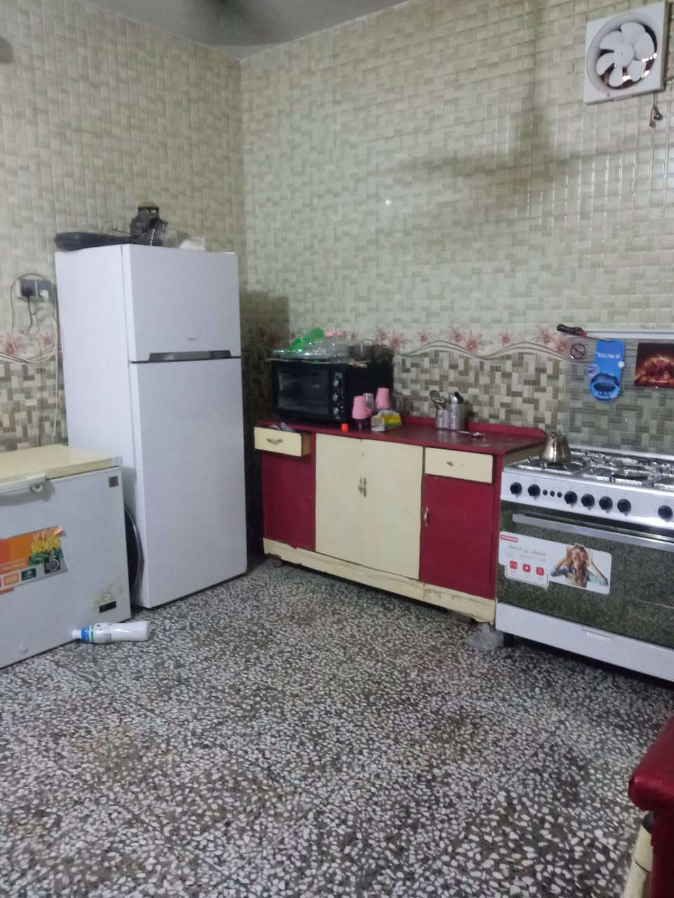 السلام عليكم
بيت للبيع في الطهمازية قرب مخبز المصطفى 
فرع الروضة 
ثالث بيت عن الشارع العام خدمات كاملة 
المساحة 300متر سند زراعي صرف 
3غرف نوم 
صالة وهول 
صحيات داخلية وخارجية 
حديقه مع كراج يسع سيارتين 
البناء حديث عالي عن الشارع 
عرض الفرع 6متر
نقص البيت ستارة مع صبغ الواجهة 
*********** واتساب
