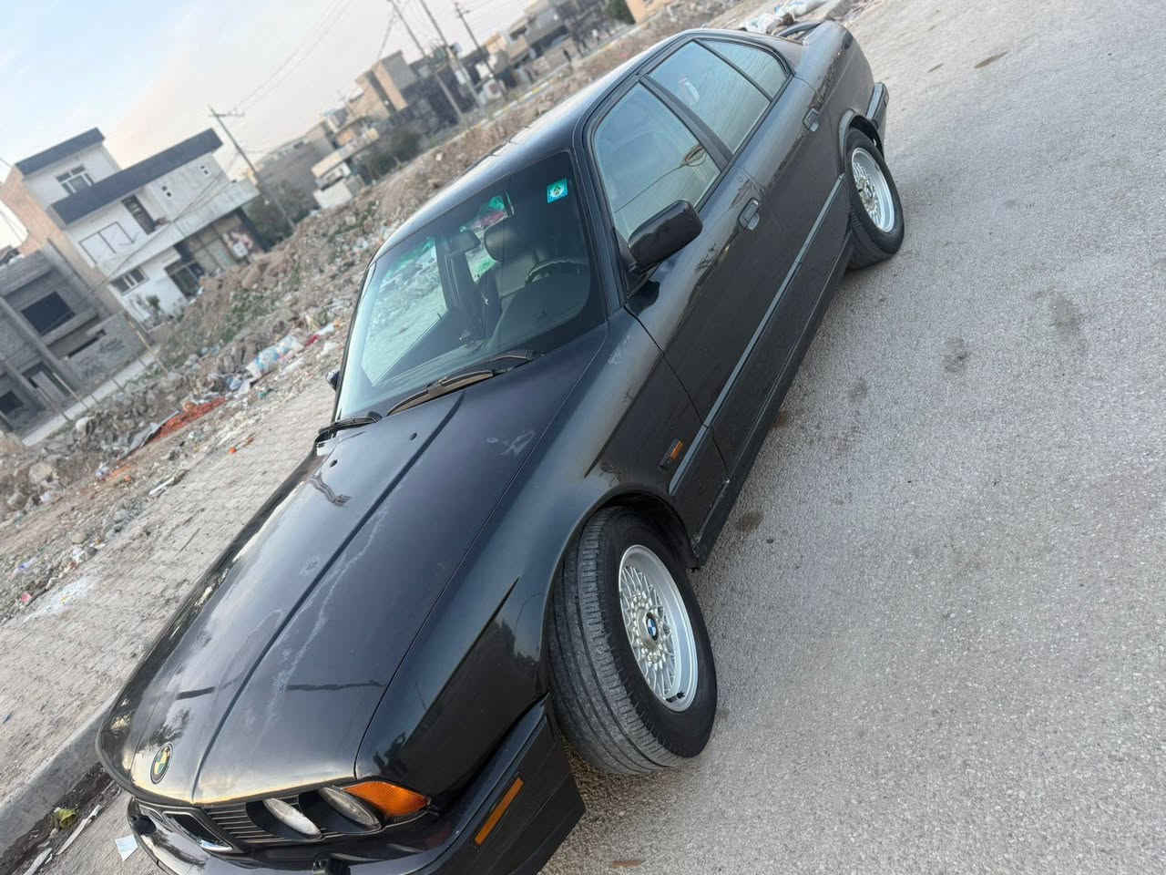 سلام عليكم بي ام للبيع 525 موديل 93
وارد ياباني سياره مكفولة بدون ضربه وبدون صبغ  تبريد شغال محرك كبس سنويه جديده دفتر بانزين بيها وسياره باسمي شرط التحويل وتايرات جديد سياره جاهزه السعر 73وبي مجال للطيبين رقم موبايل ***********
