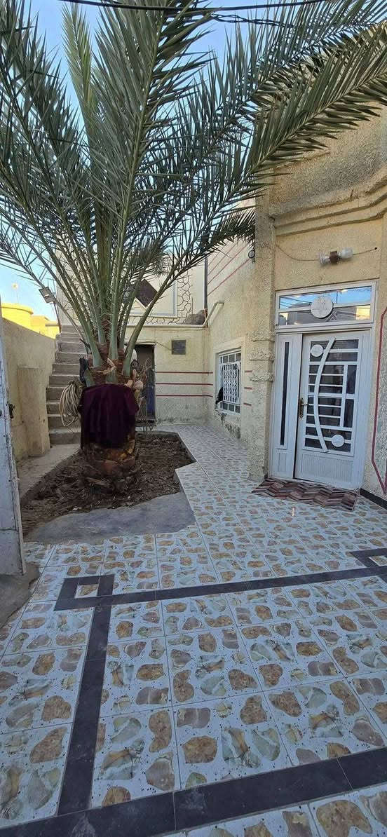 السلام عليكم بيت للبيع كربلاء سيد اسماعيل رابع فرع عن الشارع العام 
طابقين أربع غرف نوم صالتين واستقبال ومطبخ وحديقه ودرج خارجي الطابق الثاني سند 25 المساحة 200 متر عرض الشارع 7 متر خمس دقائق عن الأمام بالسياره تريد نفرات هم موجوده سعره 125 وبيه مجال ***********
