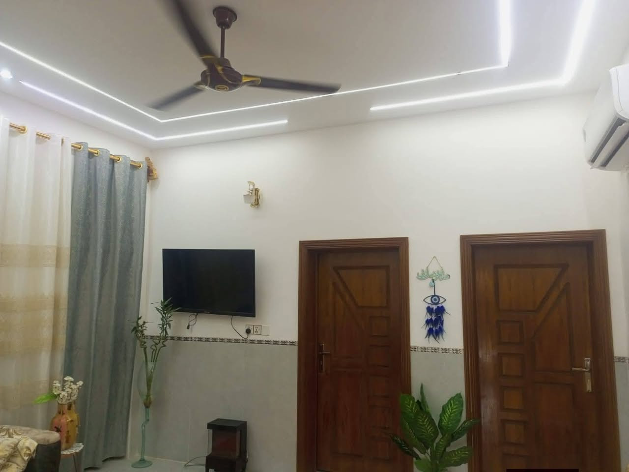 السلام عليكم ورحمه الله وبركاته 
#بيت للبيع في الجربوعيه الاولى 
قرب المدارس الصينيه الجديده 
مساحه ٢٠٠متر بناء درجه اولى متعوب عليه البيت احلا من الصور 
يحتوي على غرفتين وصاله ومطبخ وبراني وصحيات داخليه وخارجيه السعر 145
مطلوب اسكان 45مليون 
تسديد بشهر 300
يباع مع الكاونتر تفصال 
الاستفسار أكثر اتصل على الرقم التالي واتساب 
***********
من لديه الرغبه بعرض عقار نوفر لكم المشتري بقرب وقت ممكن
