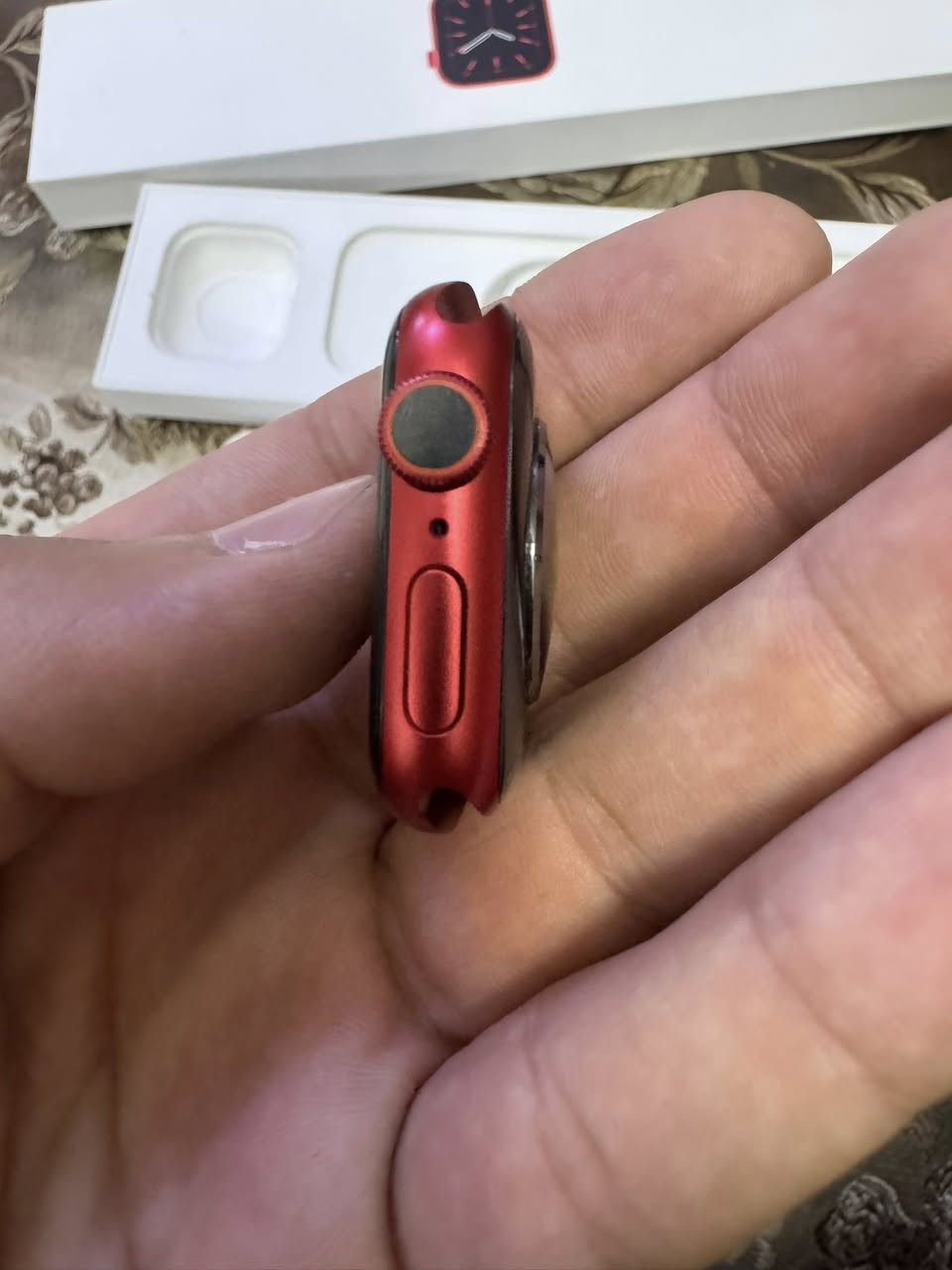 سلام عليكم ساعه ابل واج جيل 6 ساعه نضيفه كلش بطاريه 100 بعد معروفه بعد هيه ابل حجم 40  لون احمر ساعه جديده كل غراضها موجوده كل كتلوكاتها موجوده شاحنه كلشي موجود سعرها 200 وبيها مجال بسيطط بيك خير اتصل وتدلل مكاني بغداد ***********
