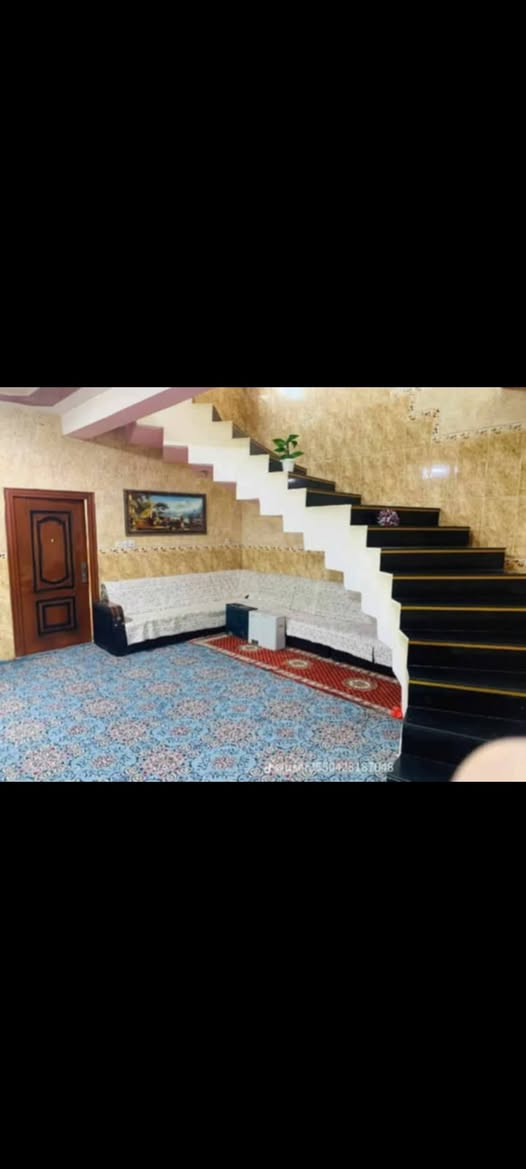 دار للبيع في المدائن فلكة سلمان باك قرب الفلكه على شارع تجاري المساحه ٤٢٥ متر طابقين يحتوي الطابق لاول غرفتين وستقبال وصاله ومطبخ وصحيات داخليه وخارجيه الطابق الثاني غرفتين وصاله صحيات والحديقه وكراج يتسع مساحه كبيره وشراي يدخل خاص او يتصل بهذا الرقم ***********
