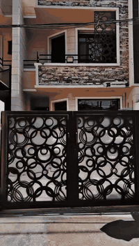 � بيت للبيع في حي الأطباء – بمساحة 150 متر 🏡
📍 موقع مميز في منطقة راقية وهادئة

🔹 المواصفات:
 • مساحة الأرض: 150 متر مربع
 • تصميم حديث وواجهة أنيقة بالحجر والحديد المزخرف
 • طابقين
 • 3 غرف نوم واسعة
 • صالون واستقبال راقٍ
 • مطبخ مفتوح على غرفة المعيشة بتصميم عملي
 • 2 حمام
 • بالكونة مطلة على شارع هادئ
 • حديقة أمامية صغيرة وبوابة حديدية فنية
 • خدمات كاملة (ماء، كهرباء، صرف صحي)

🔹 الموقع:
 • يقع في حي الأطباء – من أرقى أحياء بغداد
 • يبعد دقيقتين فقط عن مطار بغداد الدولي
 • قريب من الأسواق، المدارس، والمراكز الصحية

🔹 مميزات إضافية:
 • بناء وتشطيب حديث (سوبر ديلوكس)
 • موقع ممتاز للسكن والاستثمار
 • شارع واسع وموقع مثالي للعائلة

📞 للاستفسار والمعاينة يرجى التواصل على الخاص أو الاتصال على الرقم:
📲 ***********
***********
