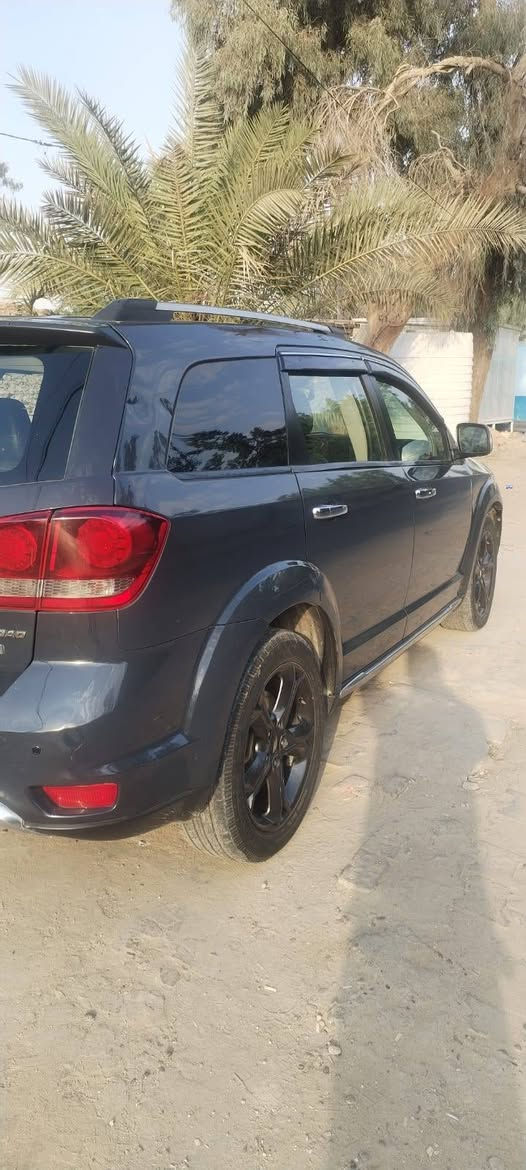 السلام عليكم
دوج جورني 2018 للبيع فقط 

⛔المواصفات 
👈 اللون رصاصي رمادي 
👈 شاشتين بالمقعد الخلفي 
👈 بصمة تشغيل وأبواب + تشغيل عن بعد 
👈 كشنات نص جلد وكشن السائق كهرباء 
👈 شاشة كبيرة 
👈 كامرة خلفية ملونة 
👈 لايت زنون 
👈 محرك 3600  V6 سلندر 
👈 تحكم استيرن 4 جهات 
👈 تبريد 3 قطع
👈 سبعة راكب
👈 مخابئ سرية
👈 حساس خلفي 
👈 رقم بغداد الجديد انكليزي  والسيارة بأسمي تحويل ثاني يوم.
باتري جديد صدر أمامي خلفي جيد نيكلات ابواب والمري تخم مطريات. 
👈 حادثها جاملغين وبنيد  بدون لغود ودواخل والسونار مالتها موجود مع الصور بالمنشور والسيارة جاهزة . بيع مستعجل 

          ⛔ السعر 125 $  وبيها مجال ⛔
                    مكان السيارة بغداد الدورة

***********
