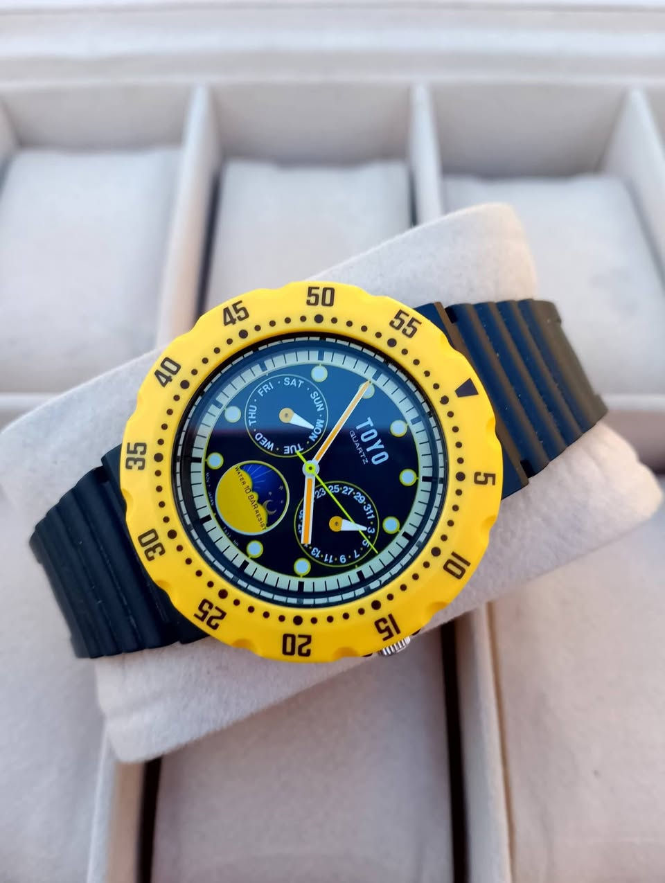 بسم الله الرحمن الرحيم 
تحيه طيبه للجميع ♥️ 
للبيع ساعه  TOYO
الصنع ياباني اصلي 
سناتر شمسي قمري شغال 
سير ربل اصلي 
مكينه بطاريه 
رنك دوار 
السعر 40 الف 💵💵 
العنوان بغداد الدورة 
يوجد توصيل إلى جميع محافظات العراق وبغداد أيضاً 
للحجز والاستفسار المراسله على الخاص او على الرقم 
ه‍ *********** ☎️ متوفر واتساب
