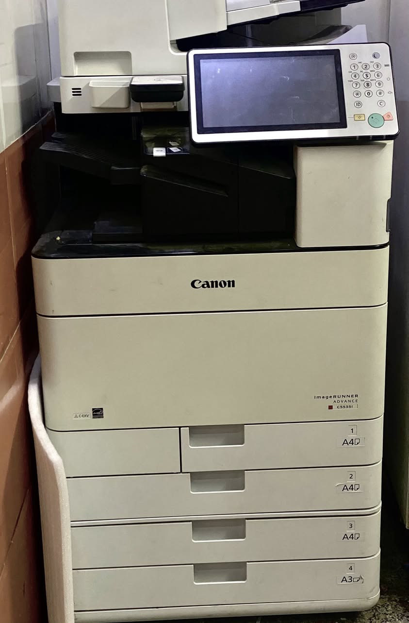 طابعه كانون الاصليه مابيها اي خلل
 اريد ابيعها ب700 الف✨
قفل لان مضطره على بيعتها عدنه عمليه 
تطبع &ملون واسود وابيض
وتطبع
للتواصل *********** 
❤️‍🔥A3 و a4

• الوظائف: طباعة، تصوير (Copy)، مسح ضوئي (Scan)، وإرسال فاكس (اختياري).
• السرعة: تصل إلى 35 صفحة في الدقيقة (للطباعة الملونة والأبيض والأسود).
• شاشة التحكم: مزودة بشاشة لمس ملونة كبيرة بحجم 10.1 بوصة قابلة للإمالة، تشبه واجهة الهواتف الذكية لسهولة الاستخدام.
• الأدراج: كما يظهر في الصورة، تحتوي على 4 أدراج للورق:
• الأدراج 1 و 2 و 3 مخصصة لمقاس A4.
• الدرج 4 مخصص لمقاس A3.

دقة الطباعة: تصل إلى 1200 \times 1200 نقطة في البوصة (dpi)، مما يعطي جودة ممتازة للصور والنصوص.
• الذاكرة (RAM): عادة ما تأتي بذاكرة 4 جيجابايت.
• التخزين: تحتوي على قرص صلب (HDD) بسعة 250 جيجابايت أو أكثر لتخزين وحفظ الملفات.
• الاتصال: تدعم الاتصال عبر الشبكة (Ethernet)، الـ Wi-Fi، والطباعة من الجوال (Apple AirPrint & Mopria).

للتواصل ***********
