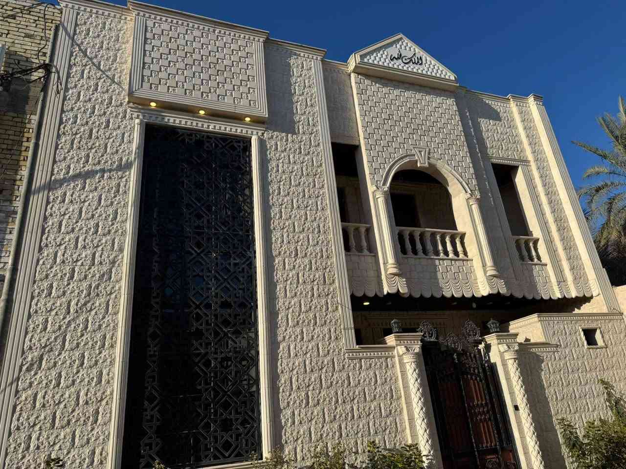 بيت للبيع مساحه 120 متر  طابقين طابوق جمهوري بناء درجه اولا مكانه حي العباس الفرع الأول ***********
