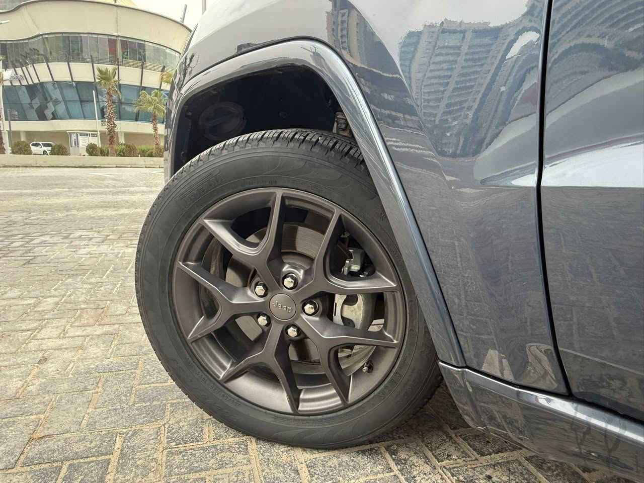 جيب كراند شيروكي اعلى من لمتد موديل ٢٠٢١ لون ازرق ماشية ٦٥٢٠٠ ميل رقم اربيل وكالة هارلم
مكفولة بدون حادث او صبغ مغلفة PPF
المواصفات
محرك ٣.٦ لتر
كاميرا خلفية
سقف بانورامي
باب خلفي كهربائي
نزول منحدرات
حساسات امامي خلفي و جانبي
خاصية الاصطفاف الذاتي
كراسي جلد تدفئة و تبريد (الامامي) و تدفئة ( خلفي)
خزن وضع المقاعد
تدفئة المقود (الستيرنج ويل)
خاصية النقطة العمياء
دخول ابواب ذكي
تحكم درجة الحرارة اوتوماتيكي
خاصية التوقف الذاتي عند الطوارئ
خاصية التشغيل عن بعد
ابل كار بلاي و اندرويد اوتو
وضعيات قيادة مختلفة (رياضي، عادي،مريح)
وضعيات للقيادة خاصة لمختلف الطرق  (صخور، ثلج، طين، رمل و اتوماتيك)
نظام الثبات الكهربائي 
نظام التنبيه النشط من التصادم الامامي
نظام مانع قفل الكوابح (ABS)
خاصية الحفاظ على المسار 
مثبت سرعة تفاعلي
مرايا جانبية قابل للطوي كهربائيا مزودة بمسخن (هيتر) لمنع الضباب
اضواء ضباب امامي و خلفي
وسائد هوائية عدد ٨
ويل قياس ٢٠
شاشة قياس ٨.٤ انش
تبريد امامي و خلفي
مخارج شحن مختلفة
تعديل وضع المقود كهربائيا
بخاخات لغسل المصابيح الامامية
للتواصل ***********
