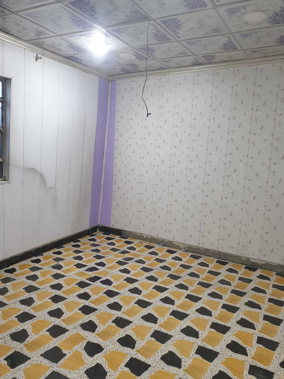 بيت للايجار في المعقل(السكك) يحتوي على غرفتين وديوانيه وصاله ومطبخ ومشتملات داخليه وخارجيه وحديقه كبيره السعر 500 الف وبي مجال
واتس ***********
