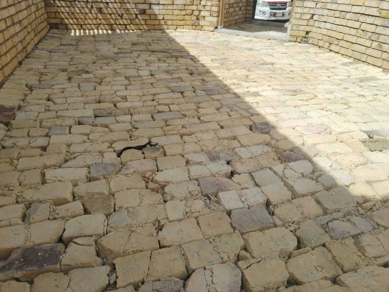 حبايبي السلام_عليكم
شغلنا يتضمن مايلي
1- اخراج التراب الزائد من البيت
2-تربيع البيت كسر
3-دك البيت بالقفاز
4- صب البيت اذا كان بحاجه الى صب اسكان
#وكذلك دك السبيس والتراب وال
قطع وغيره + خزينه + تفليش +تصعيد تراب لصطح وتصليطه الصطح+مجاري+لبخ بتلوات +
 ***********
