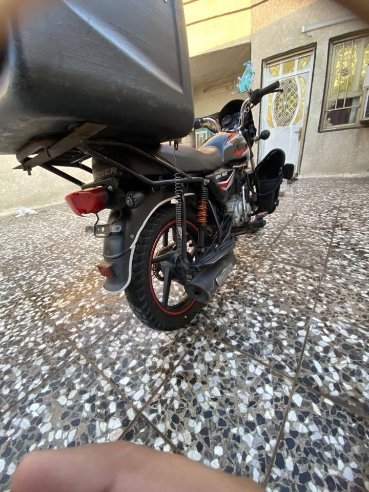 سلام عليكم شباب بوكسر موديل 2022 الدراجة كاملة كفلك تنقيص تبخير كهربأئياتهة كاملة من أيدك لشارع بس لستان تعليك طاك وجبت واحد جديد بل صندوك وراقهة ضايعة عندي كفلك سرقة وعشاير  تجي تاخذهة من باب بيتي مكاني بغداد مدينة الصدر رقم تليفون *********** سعر 850  ألف وبيهة مجال
