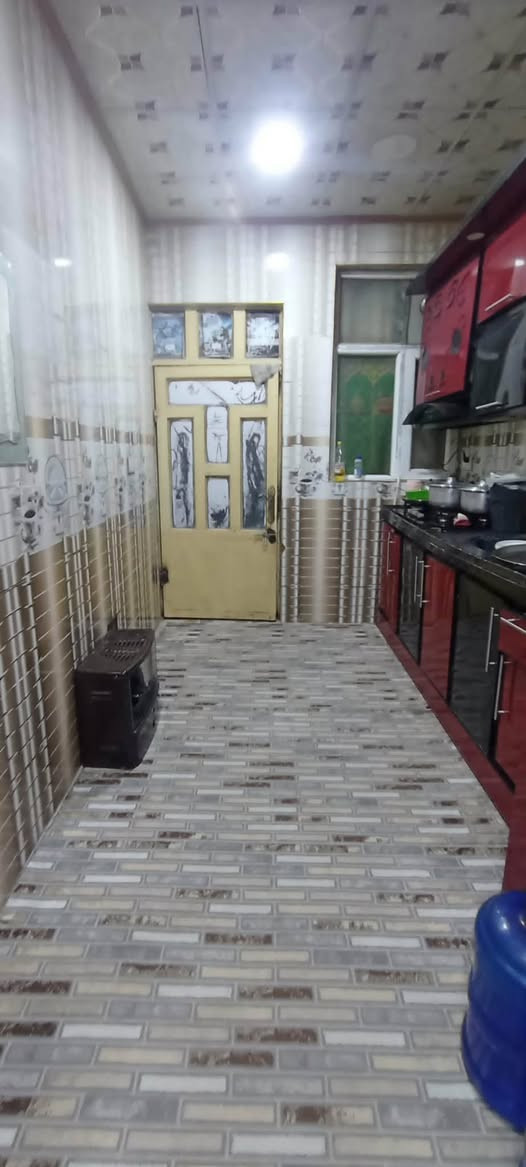 بيت للبيع مساحه 120م بيت جاهز ونضيف جدآ مكانه النجف حي الرحمة شارع الامام السجاد سعر 45 وبي مجال الاستفسار الاتصال على رقم ***********
