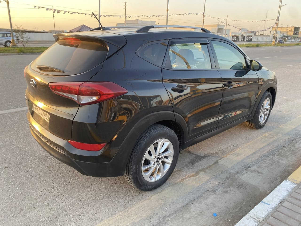 السلام عليكم توسان موديل 2017 واردي امريكي مكينه 2000 تخم تاير تبريد ثلج رقم دهوك بيها قطعه صبغ بس بنيد فقط بدون دواخل العنوان الصويرة الاتصال فقط ***********  السعر 140 بيها مجال بصيط
