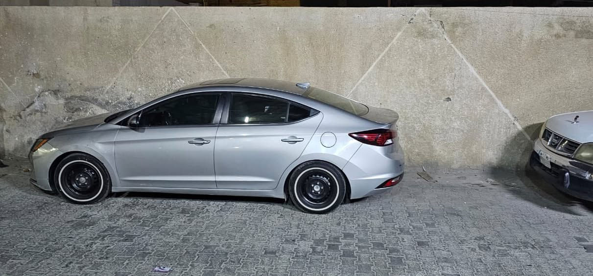 السلام عليكم اخوان سياره انترا موديل 2020.  سياره معوقين بعد سنه واحده وتصير حره الرقم بغداد المكان مدينه الصدر الرقم للاستفسار ***********
