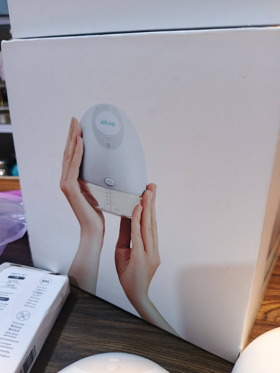 هذا المنتج هو مضخة الثدي الكهربائية القابلة للارتداء من شركة Elvie. 

تصميم مدمج: مضخة لاسلكية وخالية من الأنابيب مصممة لتوضع داخل حمالة الصدر لضخ الحليب بشكل سري. 

تشغيل صامت: توصف بأنها أول مضخة ثدي صامتة في العالم لتوفير الراحة أثناء الاستخدام. 

التحكم الذكي: يمكن التحكم بالمضخة ومراقبة حجم الحليب عبر تطبيق الهاتف الذكي. 

قابلة لإعادة الشحن: تعمل ببطارية قابلة لإعادة الشحن وتتضمن حاويات قابلة لإعادة الاستخدام وآمنة للغسيل.


**إذا كنت صاحب هذا الإعلان وتريد حذفه لأي سبب، رجاءا أرسل رسالة إلى الدعم الفني**