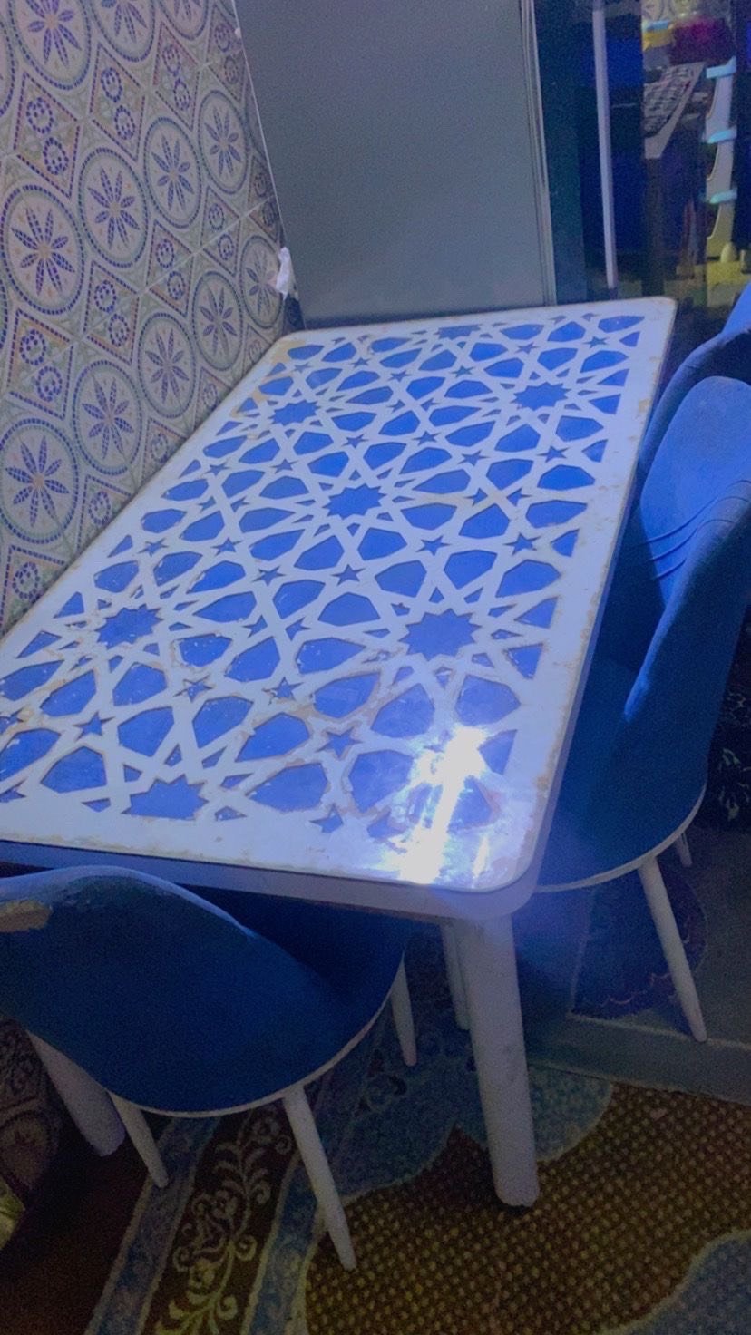 

ميز مميز مع تصميم هندسي جميل، اللون أزرق وأبيض، مثالي للمطبخ أو غرفة الطعام. يتسع لأربع كراسي بلون أزرق متناسق. التصميم مستوحى من الأشكال التقليدية مما يضفي لمسة شرقية جميلة على المكان.